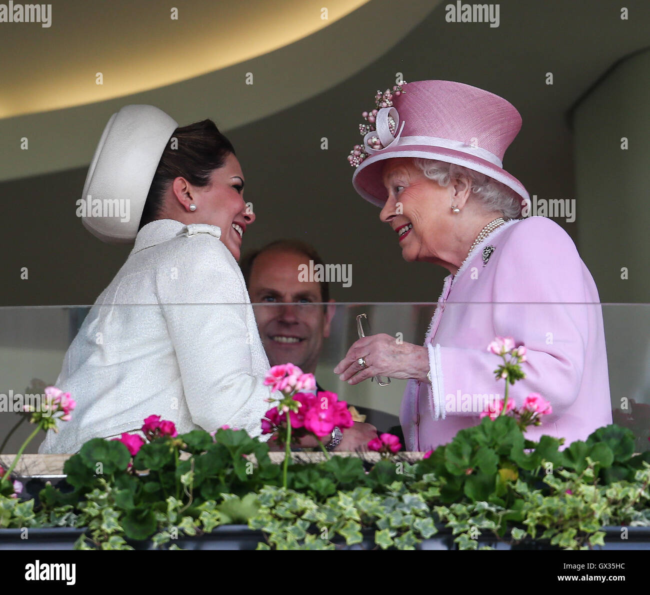 Sichtungen - Royal Ascot - Tag 2 Featuring: Königin Elizabeth II., Prinzessin Haya Bint al-Hussein wo: Ascot, Großbritannien: 15. Juni 2016 Stockfoto