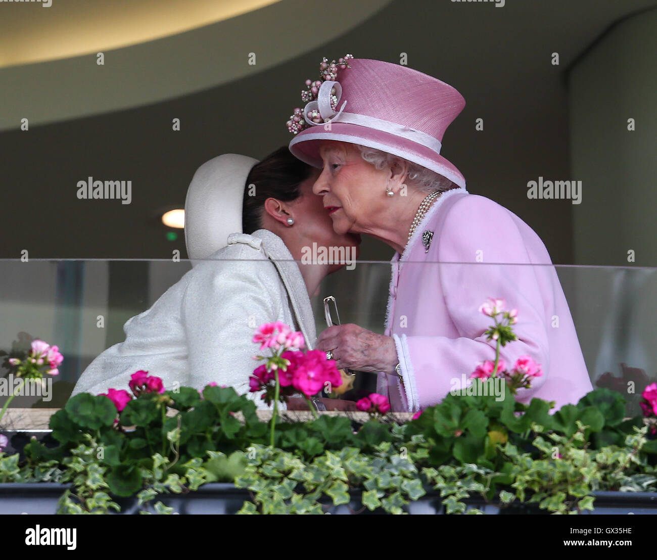 Sichtungen - Royal Ascot - Tag 2 Featuring: Königin Elizabeth II., Prinzessin Haya Bint al-Hussein wo: Ascot, Großbritannien: 15. Juni 2016 Stockfoto