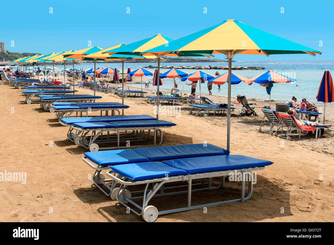 Sonnenschirme am Strand Coral Bay Zypern Stockfoto