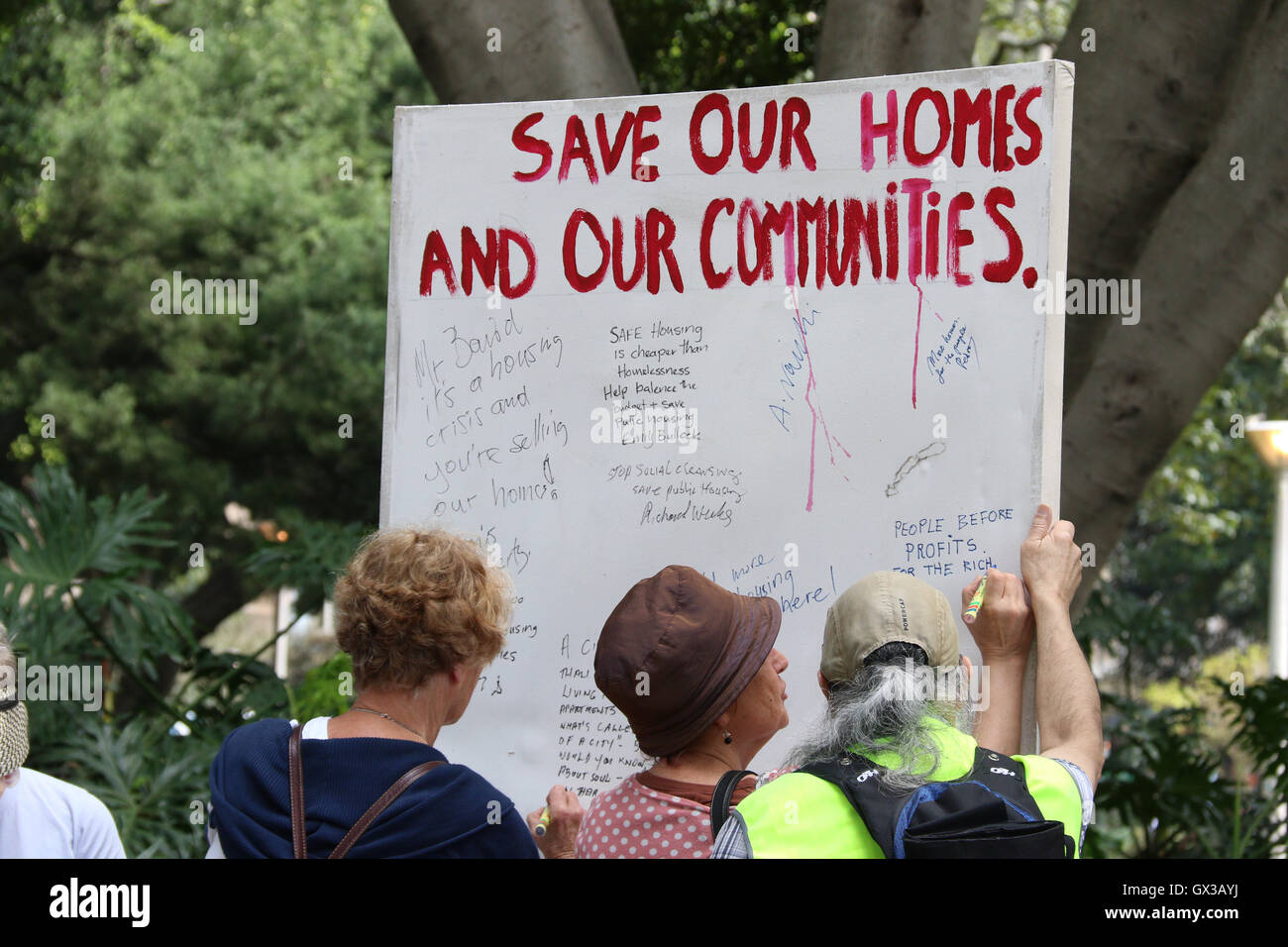 Sydney, Australien. 14. September 2016. Aktion für den öffentlichen Wohnungsbau organisiert eine Kundgebung zur Unterstützung der Sozialwohnungen und gegen den Ausverkauf von Baird NSW Regierung. "Sozialen Wohnungsbau ein soziales gut, das gepflegt werden sollte, nicht als Real Estate für Profit verwendet, wie die NSW Regierung tut, ist", sagte Denis Doherty aus Aktion für Sozialwohnungen. Demonstranten trafen sich am 12:30 am Archibald Fountain im Hyde Park vor marschieren in das Parlament von New South Wales an der Macquarie Street für die 13:00-Rallye. Bildnachweis: Richard Milnes/Alamy Live-Nachrichten Stockfoto