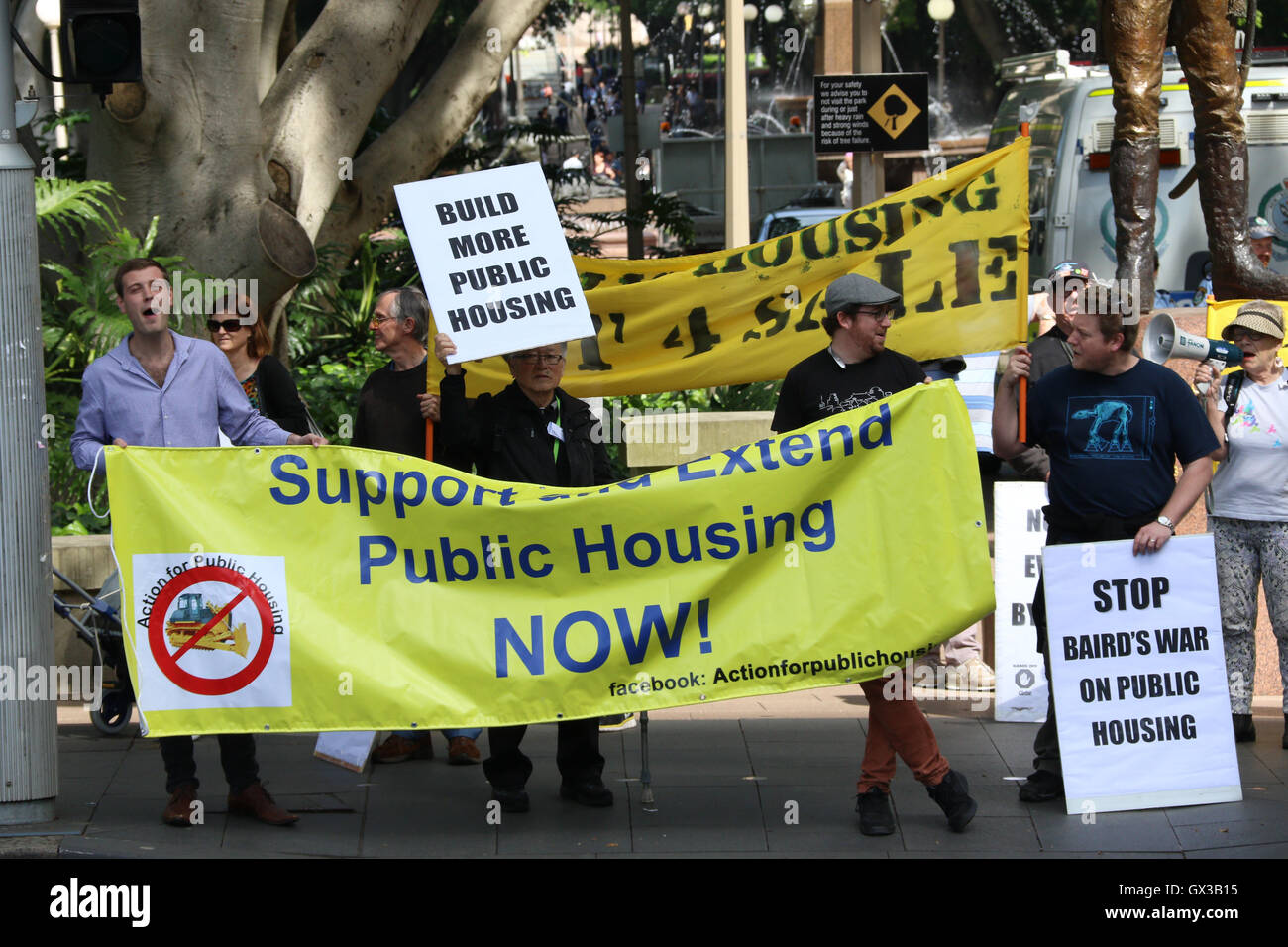 Sydney, Australien. 14. September 2016. Aktion für den öffentlichen Wohnungsbau organisiert eine Kundgebung zur Unterstützung der Sozialwohnungen und gegen den Ausverkauf von Baird NSW Regierung. "Sozialen Wohnungsbau ein soziales gut, das gepflegt werden sollte, nicht als Real Estate für Profit verwendet, wie die NSW Regierung tut, ist", sagte Denis Doherty aus Aktion für Sozialwohnungen. Demonstranten trafen sich am 12:30 am Archibald Fountain im Hyde Park vor marschieren in das Parlament von New South Wales an der Macquarie Street für die 13:00-Rallye. Bildnachweis: Richard Milnes/Alamy Live-Nachrichten Stockfoto