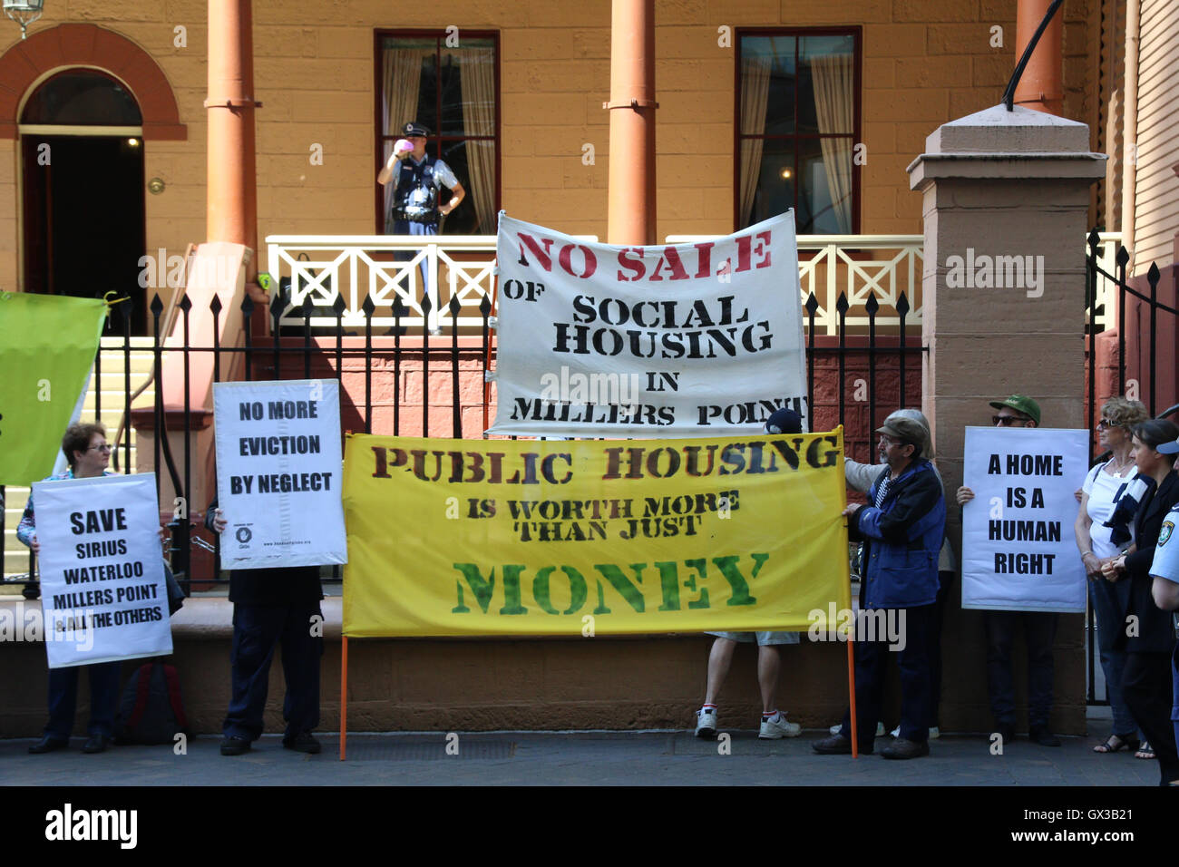 Sydney, Australien. 14. September 2016. Aktion für den öffentlichen Wohnungsbau organisiert eine Kundgebung zur Unterstützung der Sozialwohnungen und gegen den Ausverkauf von Baird NSW Regierung. "Sozialen Wohnungsbau ein soziales gut, das gepflegt werden sollte, nicht als Real Estate für Profit verwendet, wie die NSW Regierung tut, ist", sagte Denis Doherty aus Aktion für Sozialwohnungen. Demonstranten trafen sich am 12:30 am Archibald Fountain im Hyde Park vor marschieren in das Parlament von New South Wales an der Macquarie Street für die 13:00-Rallye. Bildnachweis: Richard Milnes/Alamy Live-Nachrichten Stockfoto