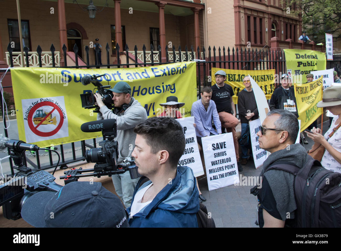 Sydney, Australien. 14. September 2016. Aktion für den öffentlichen Wohnungsbau organisiert eine Kundgebung zur Unterstützung der Sozialwohnungen und gegen den Ausverkauf von Baird NSW Regierung. "Sozialen Wohnungsbau ein soziales gut, das gepflegt werden sollte, nicht als Real Estate für Profit verwendet, wie die NSW Regierung tut, ist", sagte Denis Doherty aus Aktion für Sozialwohnungen. Demonstranten trafen sich am 12:30 am Archibald Fountain im Hyde Park vor marschieren in das Parlament von New South Wales an der Macquarie Street für die 13:00-Rallye. Bildnachweis: Richard Milnes/Alamy Live-Nachrichten Stockfoto