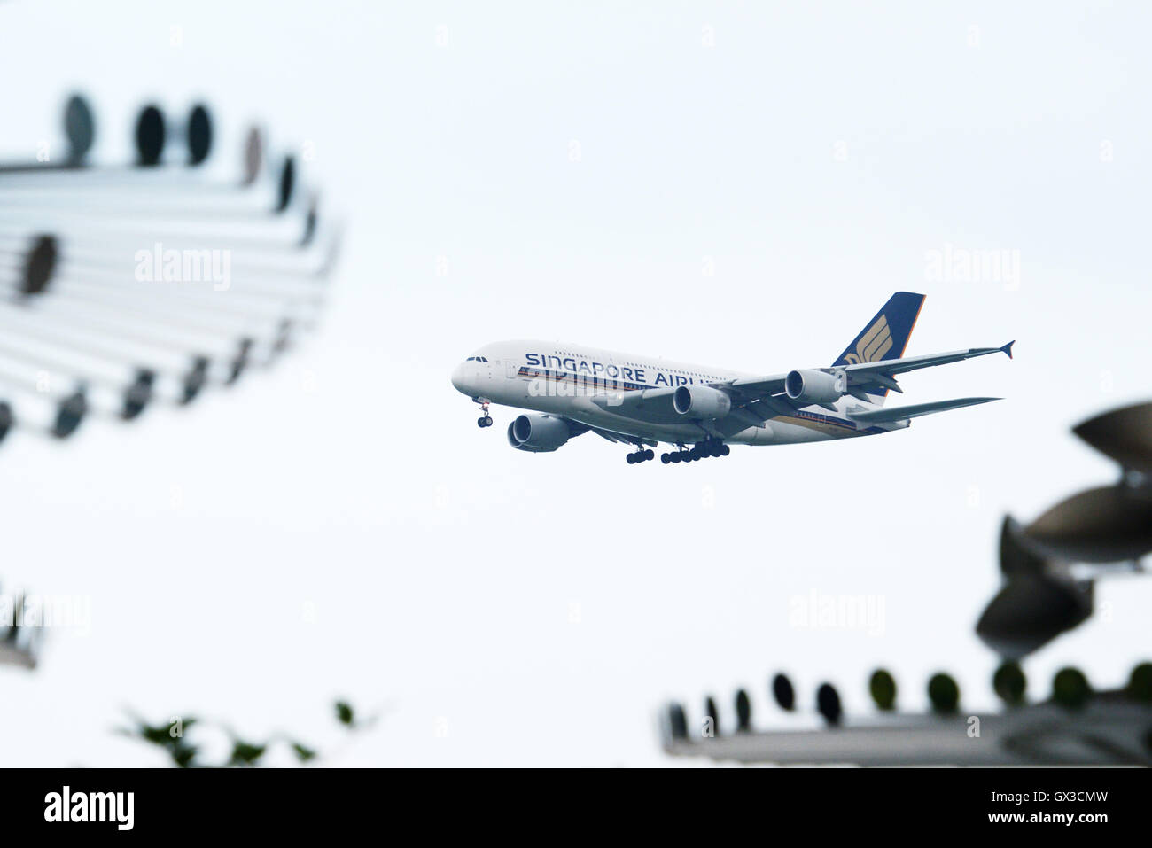 Singapur. 14. Sep, 2016. Am 7. April 2016 Datei Foto zeigt eine Singapore Airlines (SIA) Airbus A380 in Singapur landen wird vorbereitet. SIA hat am 14. September 2016 angekündigt, dass es nicht den Mietvertrag für seine erste Passagierflugzeug Airbus A380 nach Ablauf im Oktober 2017 zu verlängern. © Dahin Chih Wey/Xinhua/Alamy Live-Nachrichten Stockfoto