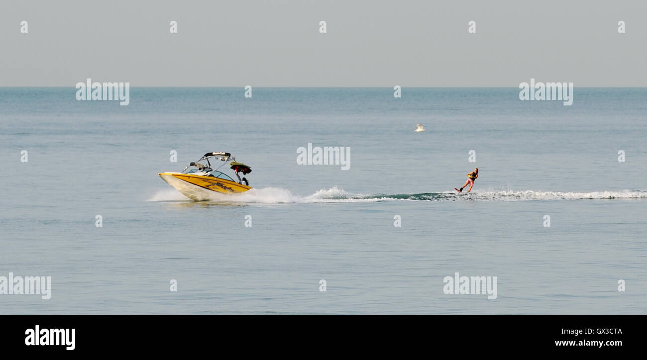 Brighton, UK. 15. Sep, 2016. Ein Wasserskifahrer macht am frühen Morgen Sonnenschein vor Brighton Beach, da das September-Hitzewelle-Wetter im Südosten von England heute weiter, aber es wird voraussichtlich in den nächsten Tagen Credit viel cooler geworden: Simon Dack/Alamy Live News Stockfoto