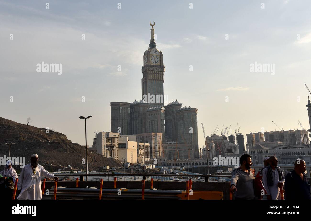 Mekka, Saudi Arabien. 14. Sep, 2016. Muslimische Pilger geht auf der Straße in Mekka, Saudi Arabien, am 14. September 2016. Die jährliche Wallfahrt endet offiziell am 15. September. Bildnachweis: Wang Bo/Xinhua/Alamy Live-Nachrichten Stockfoto
