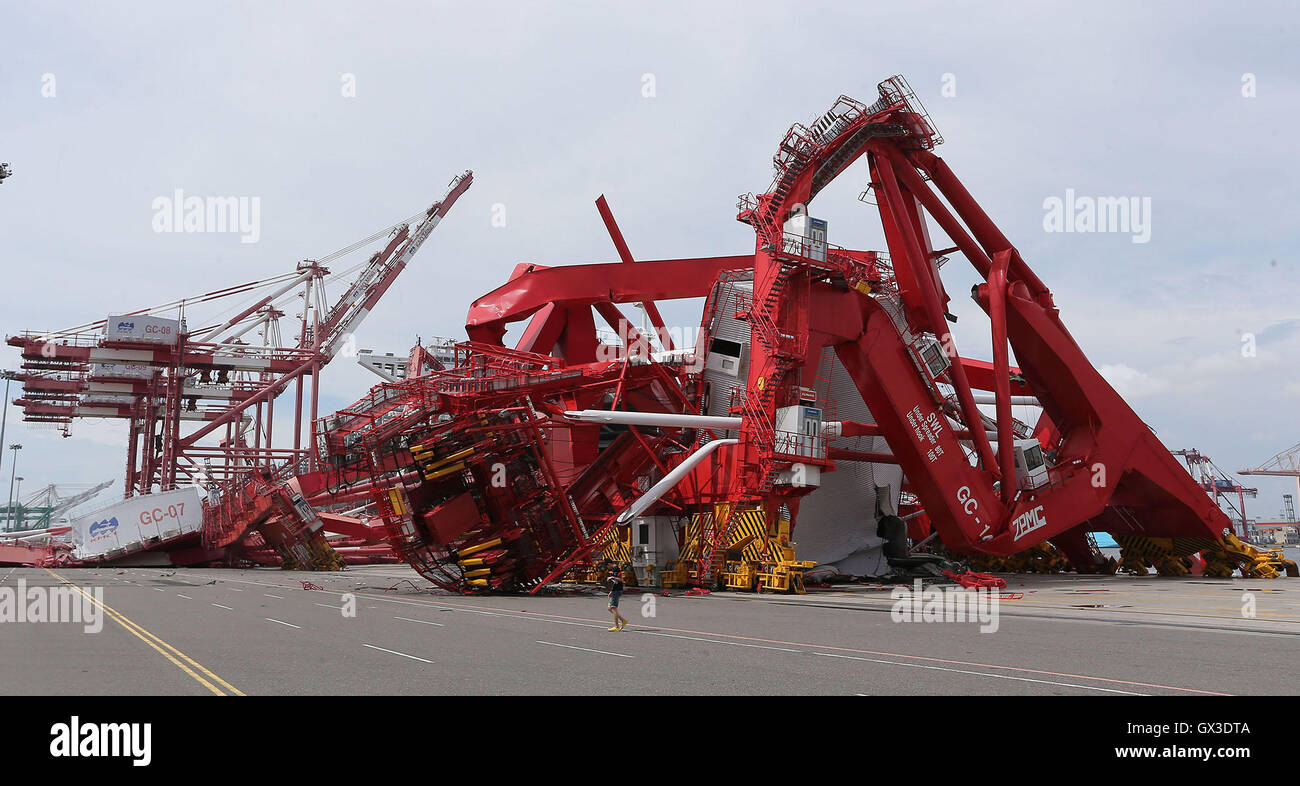 Kaohsiung. 15. Sep, 2016. Brücke, die Krane in Kaohsiung, Taiwan, 15. September 2016 gesehen sind beschädigt. Kaohsiung Hafen sah Einrichtungen Schaden aufgrund der Wirkung des Typhoon Meranti. Bildnachweis: Xinhua/Alamy Live-Nachrichten Stockfoto