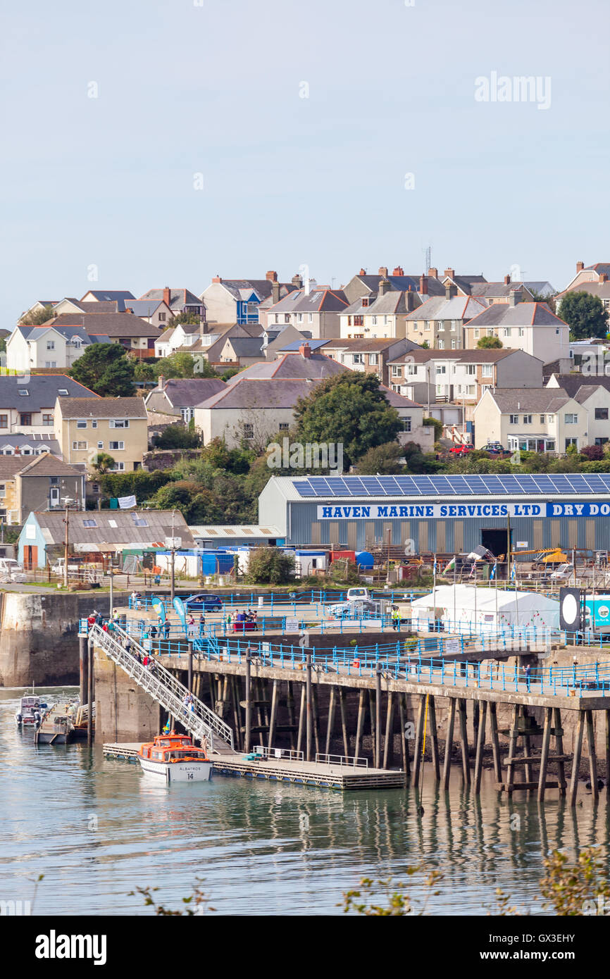 Pembrokeshire, UK. 15. Sept., 2016. MS Albatros landet Passagiere für einen Tagesausflug in Milford Haven, Pembrokeshire 15. September 2016. Das letzte Kreuzfahrtschiff der Saison, den Hafen Milford Haven mit ca. 830 Passagiere zu besuchen. Die Albatros überquerte die irische See von Dublin und Wil weiter die Isles of Scilly. Bildnachweis: Derek Phillips/Alamy Live-Nachrichten Stockfoto