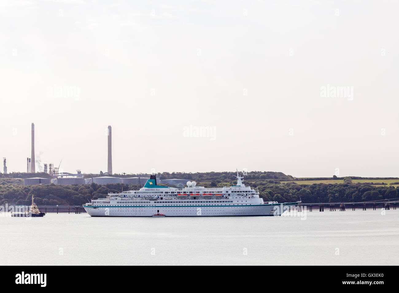 Pembrokeshire, UK. 15. Sept., 2016. MS Albatros dockt in Milford Haven, Pembrokeshire 15. September 2016. Das letzte Kreuzfahrtschiff der Saison, den Hafen Milford Haven mit ca. 830 Passagiere zu besuchen. Die Albatros überquerte die irische See von Dublin und Wil weiter die Isles of Scilly. Bildnachweis: Derek Phillips/Alamy Live-Nachrichten Stockfoto