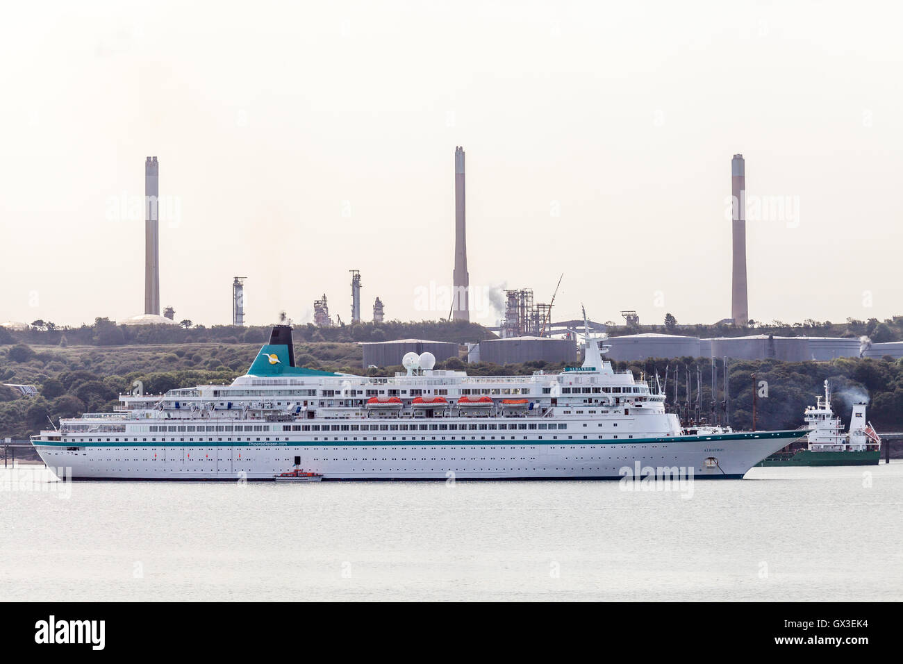 Pembrokeshire, UK. 15. Sept., 2016. MS Albatros dockt in Milford Haven, Pembrokeshire 15. September 2016. Das letzte Kreuzfahrtschiff der Saison, den Hafen Milford Haven mit ca. 830 Passagiere zu besuchen. Die Albatros überquerte die irische See von Dublin und Wil weiter die Isles of Scilly. Bildnachweis: Derek Phillips/Alamy Live-Nachrichten Stockfoto