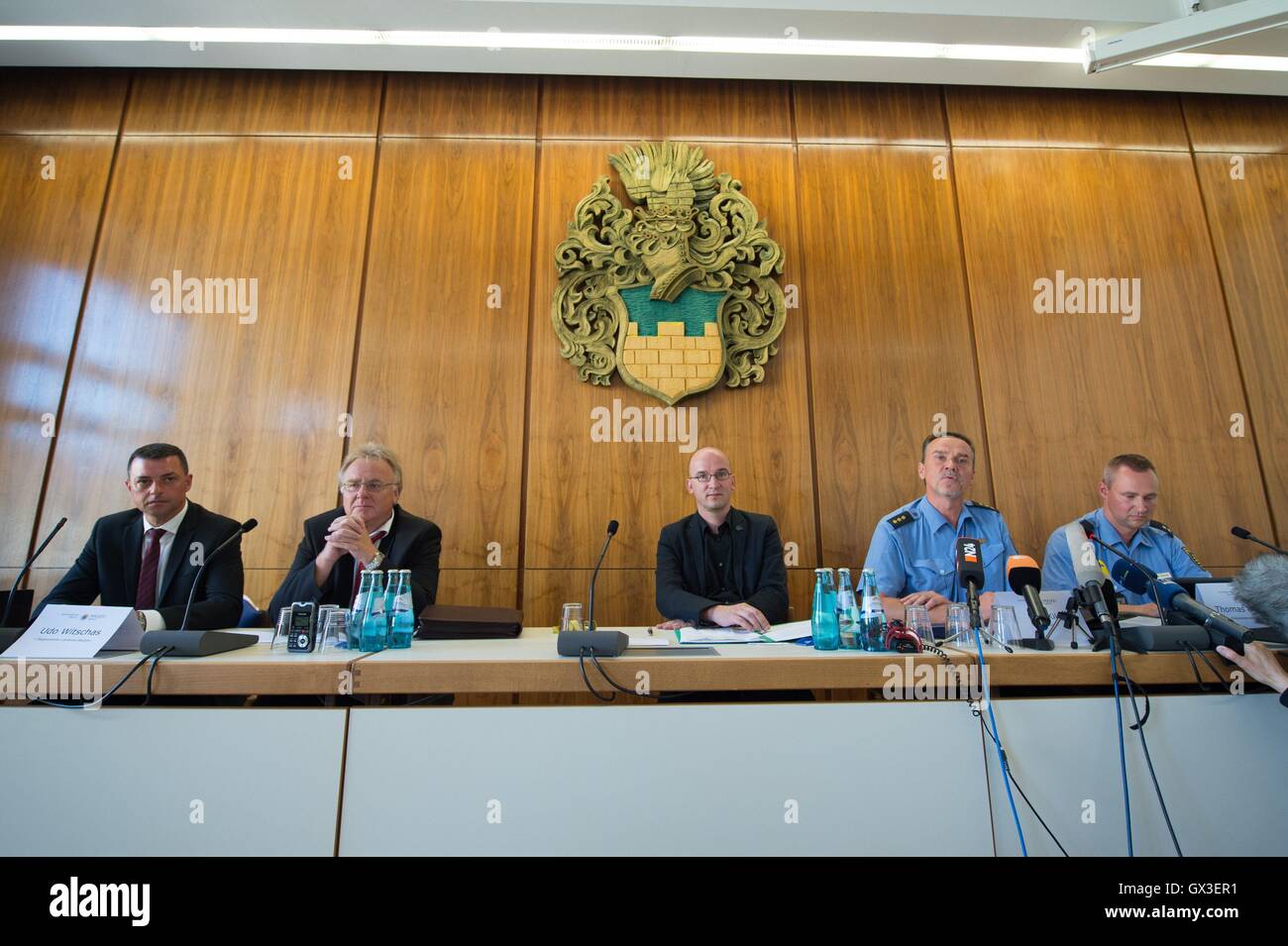 Udo Witschas L R Beigeordneter Der Stadt Bautzen Klaus Mehlberg Kriminaldirektor Und Stellvertretender Leiter Der Polizeibehorde Gorlitz Robert Boehmer Parteilos Finanzielle Burgermeister Von Bautzen Polizei Direktor Uwe Kilz R Leiter Der