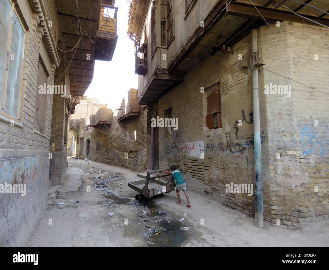 Bagdad. 15. Sep, 2016. Foto aufgenommen am 15. Sept. zeigt einen irakischen Jungen schob einen Wagen in Bagdads Al-Rasheed Nachbarschaft, den ältesten Bereich in der irakischen Hauptstadt. © Khalil Dawood/Xinhua/Alamy Live-Nachrichten Stockfoto