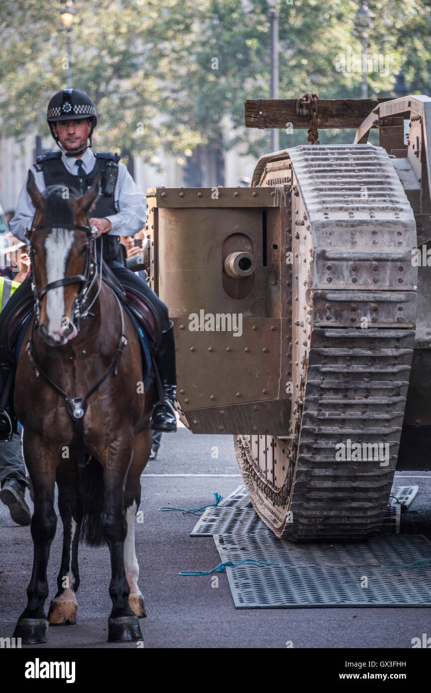 London, UK. 15. September 2016. Der Tank wird durch Admiralsbogen - eine Replik eines Weltkrieges Tanks brachte nach London, um den 100. Jahrestag seiner ersten Verwendung in Aktion in der Schlacht an der Somme am 15. September 1916 geführt. Dorset Tank Museum zur Verfügung gestellt der Maschine, die entworfen wurde, um Reisen im Schritttempo (3 km/h), um die Infanterie zu unterstützen. Bildnachweis: Guy Bell/Alamy Live-Nachrichten Stockfoto