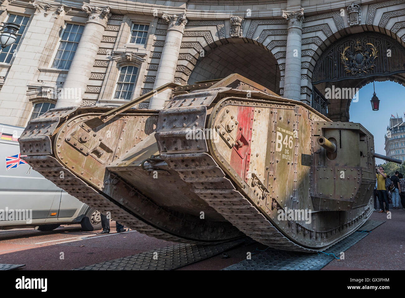London, UK. 15. September 2016. Der Tank wird durch Admiralsbogen - eine Replik eines Weltkrieges Tanks brachte nach London, um den 100. Jahrestag seiner ersten Verwendung in Aktion in der Schlacht an der Somme am 15. September 1916 geführt. Dorset Tank Museum zur Verfügung gestellt der Maschine, die entworfen wurde, um Reisen im Schritttempo (3 km/h), um die Infanterie zu unterstützen. Bildnachweis: Guy Bell/Alamy Live-Nachrichten Stockfoto