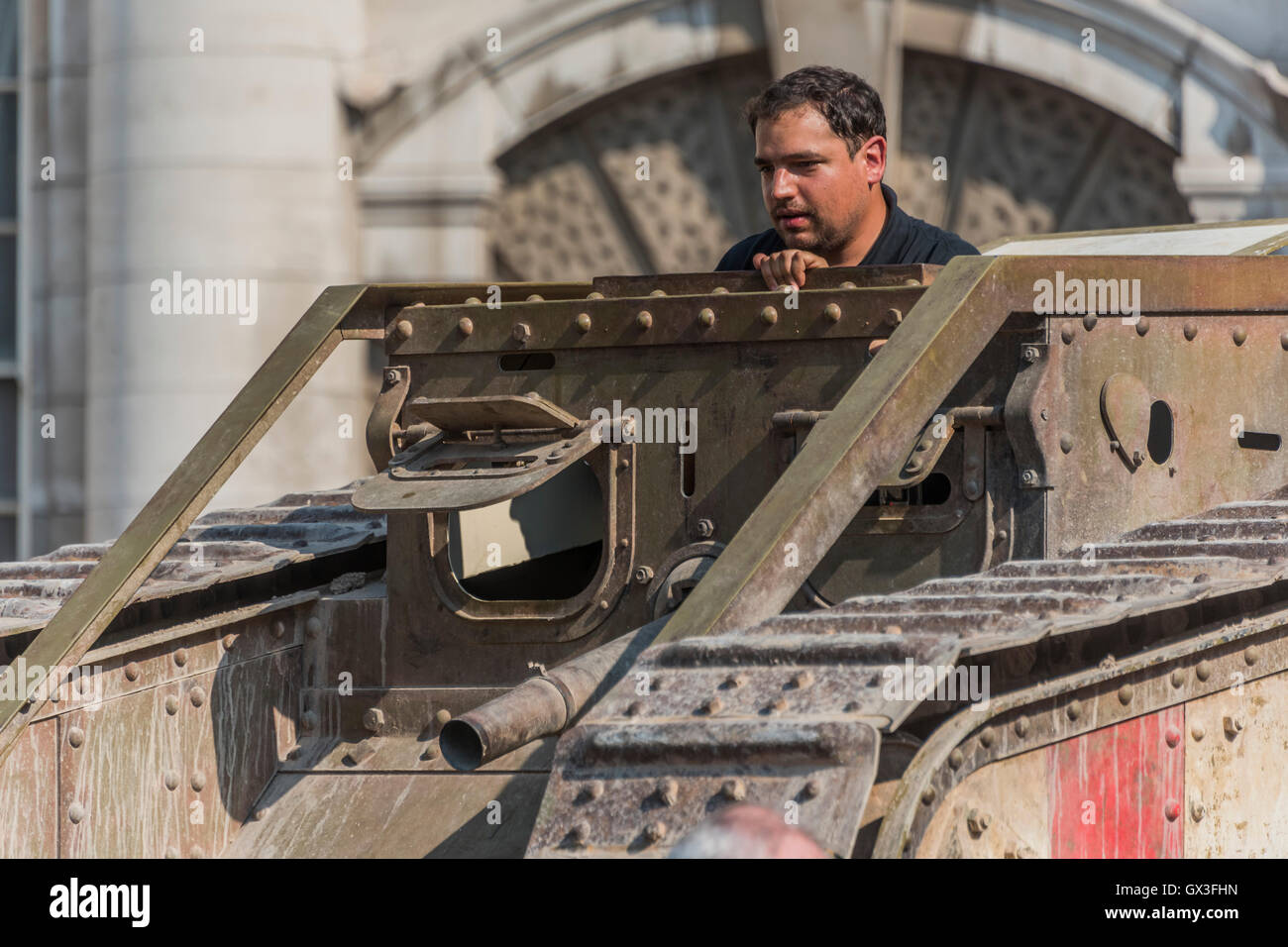 London, UK. 15. September 2016. Der Tank wird durch Admiralsbogen geführt, wie der Fahrer blickt - eine Replik des ersten Weltkrieg Tank nach London brachte, um den 100. Jahrestag seiner ersten Verwendung in Aktion in der Schlacht an der Somme am 15. September 1916. Dorset Tank Museum zur Verfügung gestellt der Maschine, die entworfen wurde, um Reisen im Schritttempo (3 km/h), um die Infanterie zu unterstützen. Bildnachweis: Guy Bell/Alamy Live-Nachrichten Stockfoto