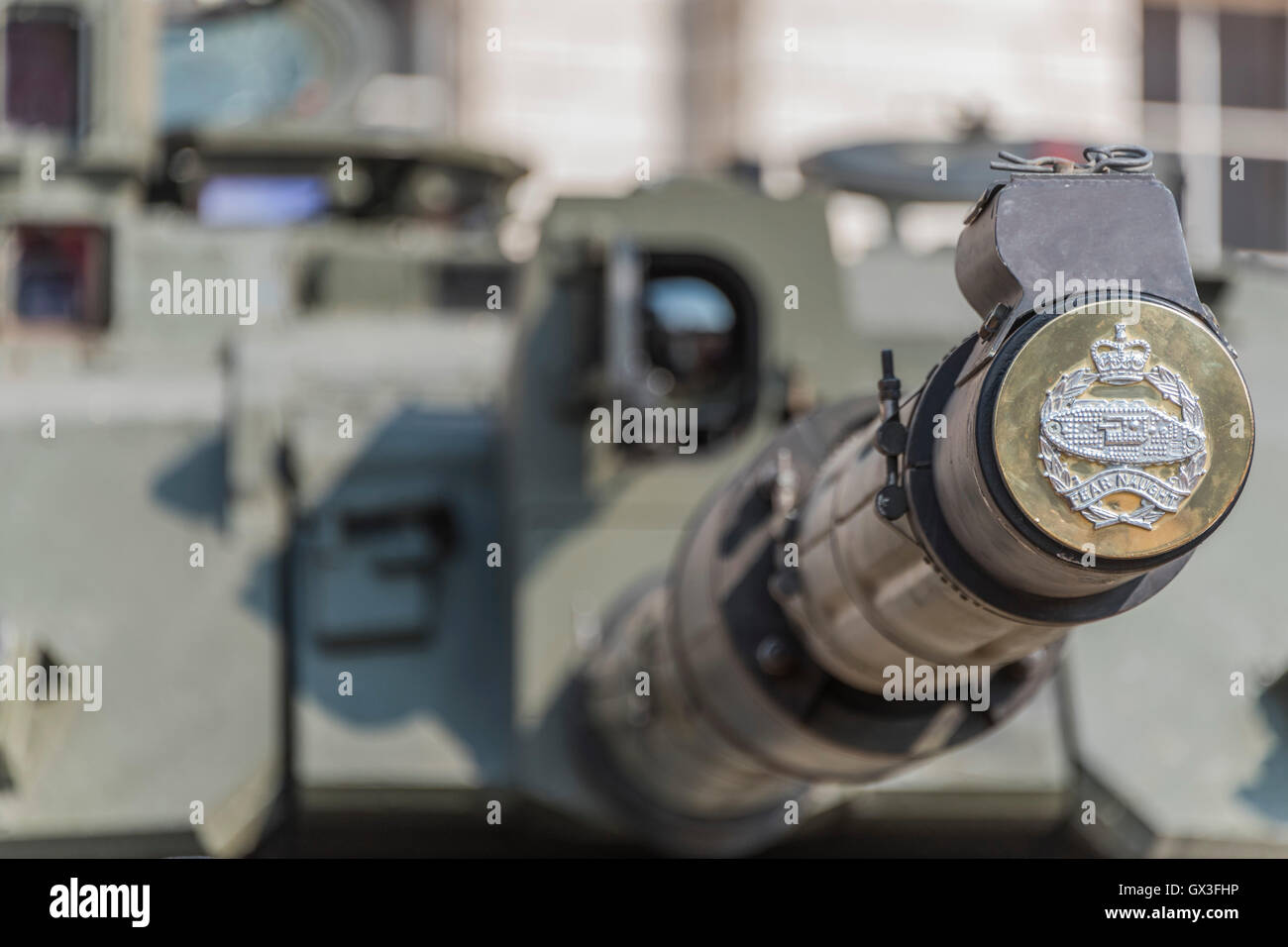 London, UK. 15. September 2016. Einen aktuellen Challenger Tank des Royal Tank Regiment Awits die Ankunft der WWI Schwester auf Horse Guards Parade - eine Replik des ersten Weltkrieg Tank nach London gebracht um den 100. Jahrestag seiner ersten Verwendung in Aktion in der Schlacht an der Somme am 15. September 1916. Dorset Tank Museum zur Verfügung gestellt der Maschine, die entworfen wurde, um Reisen im Schritttempo (3 km/h), um die Infanterie zu unterstützen. Bildnachweis: Guy Bell/Alamy Live-Nachrichten Stockfoto