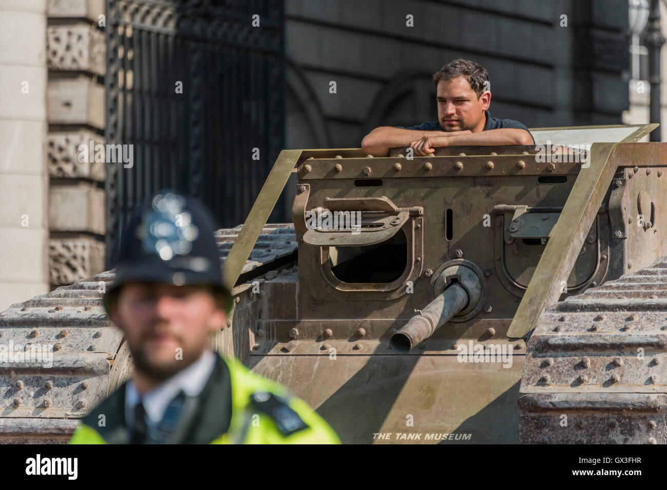 London, UK. 15. September 2016. Der Tank wird durch Admiralsbogen geführt, wie der Fahrer blickt - eine Replik des ersten Weltkrieg Tank nach London brachte, um den 100. Jahrestag seiner ersten Verwendung in Aktion in der Schlacht an der Somme am 15. September 1916. Dorset Tank Museum zur Verfügung gestellt der Maschine, die entworfen wurde, um Reisen im Schritttempo (3 km/h), um die Infanterie zu unterstützen. Bildnachweis: Guy Bell/Alamy Live-Nachrichten Stockfoto
