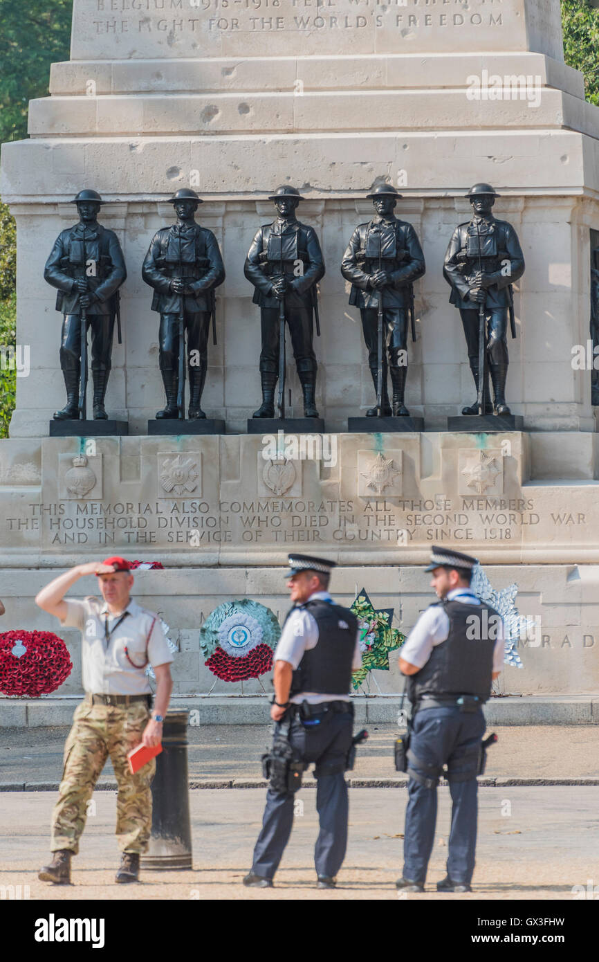 London, UK. 15. September 2016. Bewaffnete Polizei Wache auf Horse Guards Parade – eine Replik des ersten Weltkrieg Tank gebracht nach London, um den 100. Jahrestag seiner ersten Verwendung in Aktion in der Schlacht an der Somme am 15. September 1916. Dorset Tank Museum zur Verfügung gestellt der Maschine, die entworfen wurde, um Reisen im Schritttempo (3 km/h), um die Infanterie zu unterstützen. Bildnachweis: Guy Bell/Alamy Live-Nachrichten Stockfoto