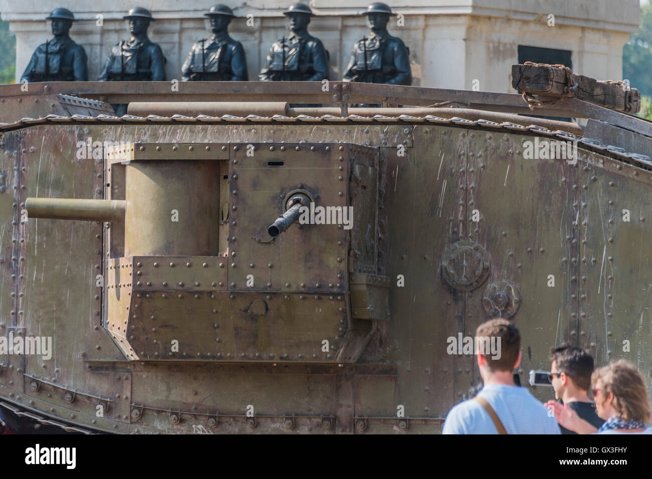 London, UK. 15. September 2016. Der Tank wird auf Horse Guards Parade auf einem Transporter auf der kurzen Fahrt von Admiralty Arch zur Vermeidung von Schäden an der Straße, hier das Denkmal an die Mitglieder der Sparte Haushalt gebracht - eine Replik des ersten Weltkrieg Tank brachte nach London, um den 100. Jahrestag seiner ersten Verwendung in Aktion in der Schlacht an der Somme am 15. September 1916. Dorset Tank Museum zur Verfügung gestellt der Maschine, die entworfen wurde, um Reisen im Schritttempo (3 km/h), um die Infanterie zu unterstützen. Bildnachweis: Guy Bell/Alamy Live-Nachrichten Stockfoto