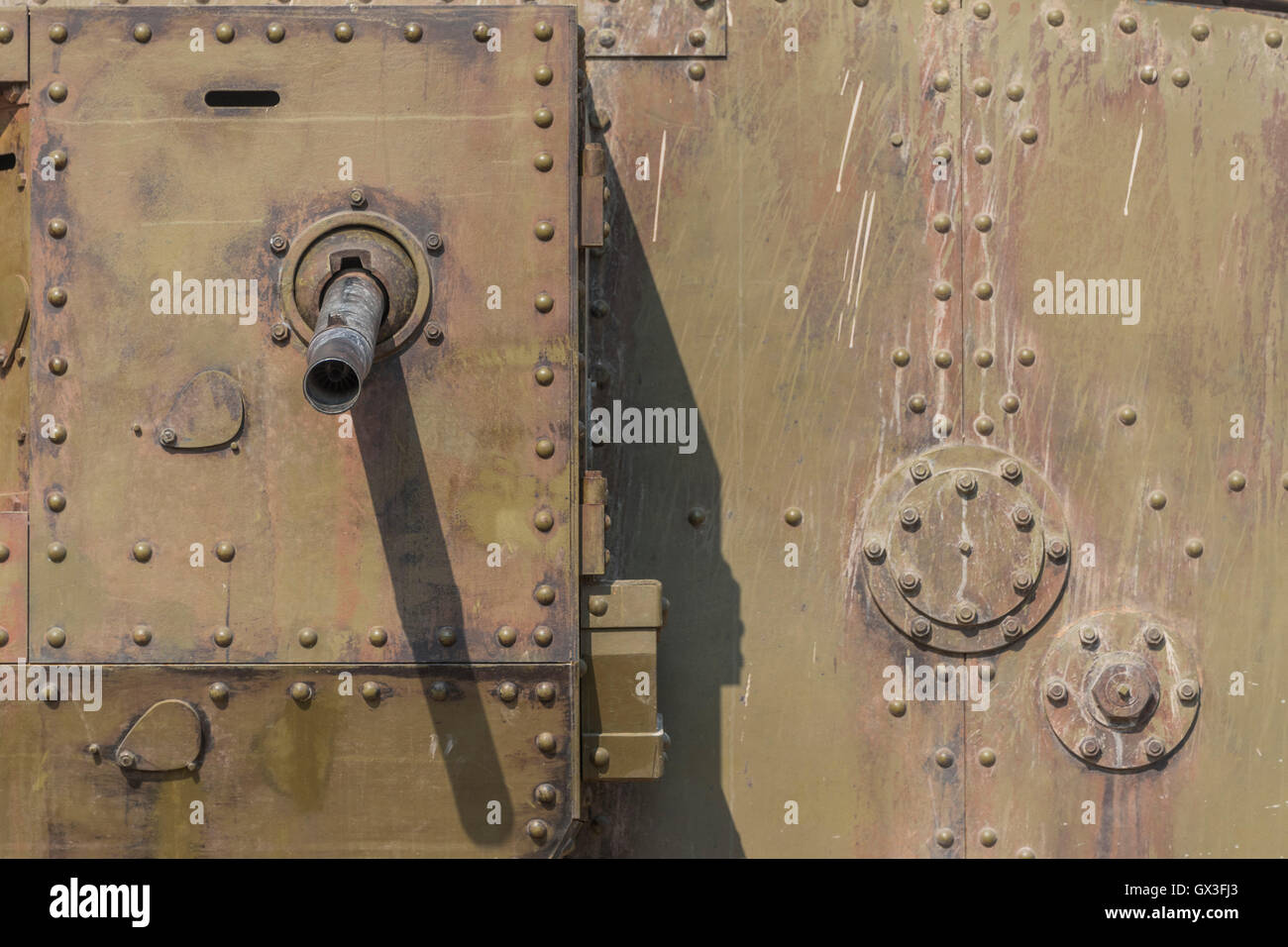 London, UK. 15. September 2016. Ein Nachbau des ersten Weltkrieg Tank brachte nach London, um den 100. Jahrestag seiner ersten Verwendung in Aktion in der Schlacht an der Somme am 15. September 1916. Dorset Tank Museum zur Verfügung gestellt der Maschine, die entworfen wurde, um Reisen im Schritttempo (3 km/h), um die Infanterie zu unterstützen.  Die Replik wurde zuerst in Steven Spielbergs Blockbuster Kriegspferd verwendet. Bildnachweis: Guy Bell/Alamy Live-Nachrichten Stockfoto
