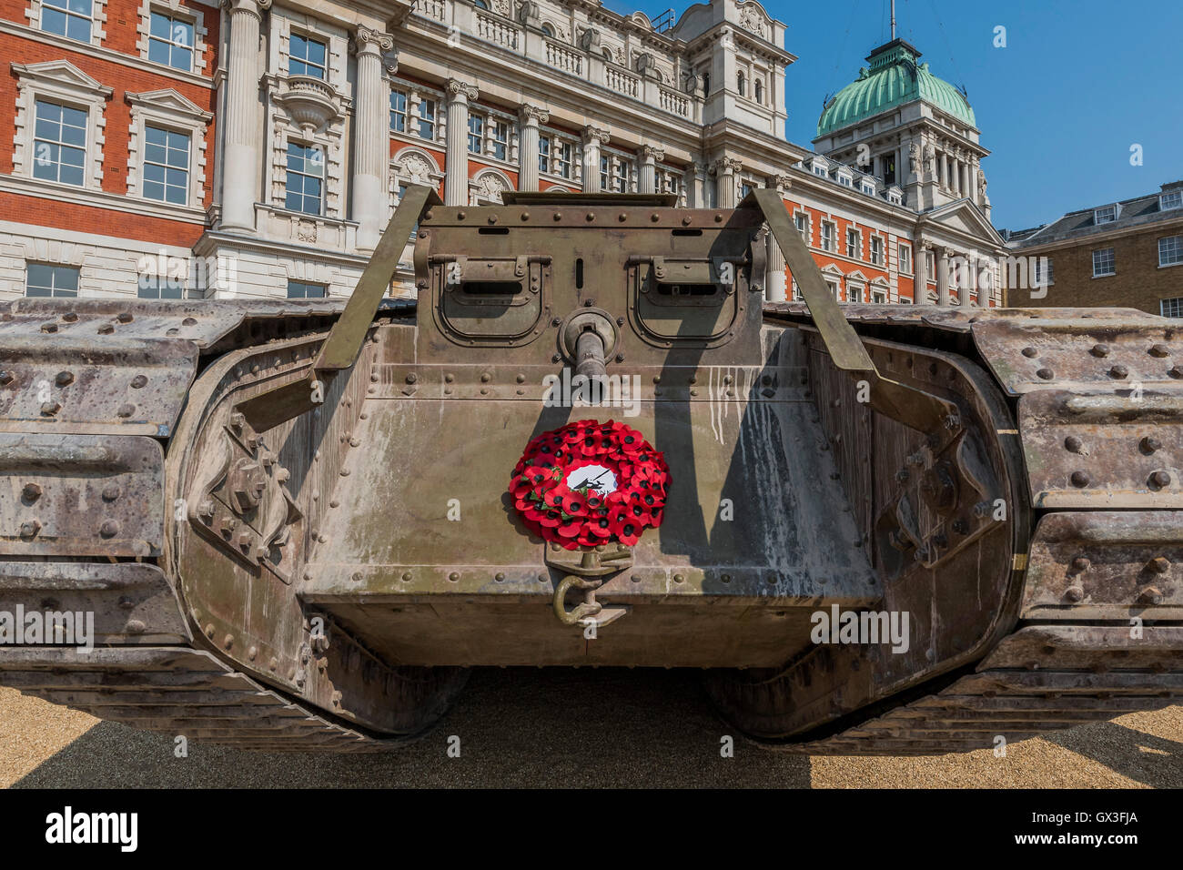 London, UK. 15. September 2016. Der Tank kommt auf Horse Guards Parade, wo Touristen nehmen Selfies und es erfüllt seine zeitgenössische Schwester, eine Challenger Tank des Royal Tank Regiment - eine Replik des ersten Weltkrieg Tank brachte nach London, um den 100. Jahrestag seiner ersten Verwendung in Aktion in der Schlacht an der Somme am 15. September 1916. Dorset Tank Museum zur Verfügung gestellt der Maschine, die entworfen wurde, um Reisen im Schritttempo (3 km/h), um die Infanterie zu unterstützen. Bildnachweis: Guy Bell/Alamy Live-Nachrichten Stockfoto