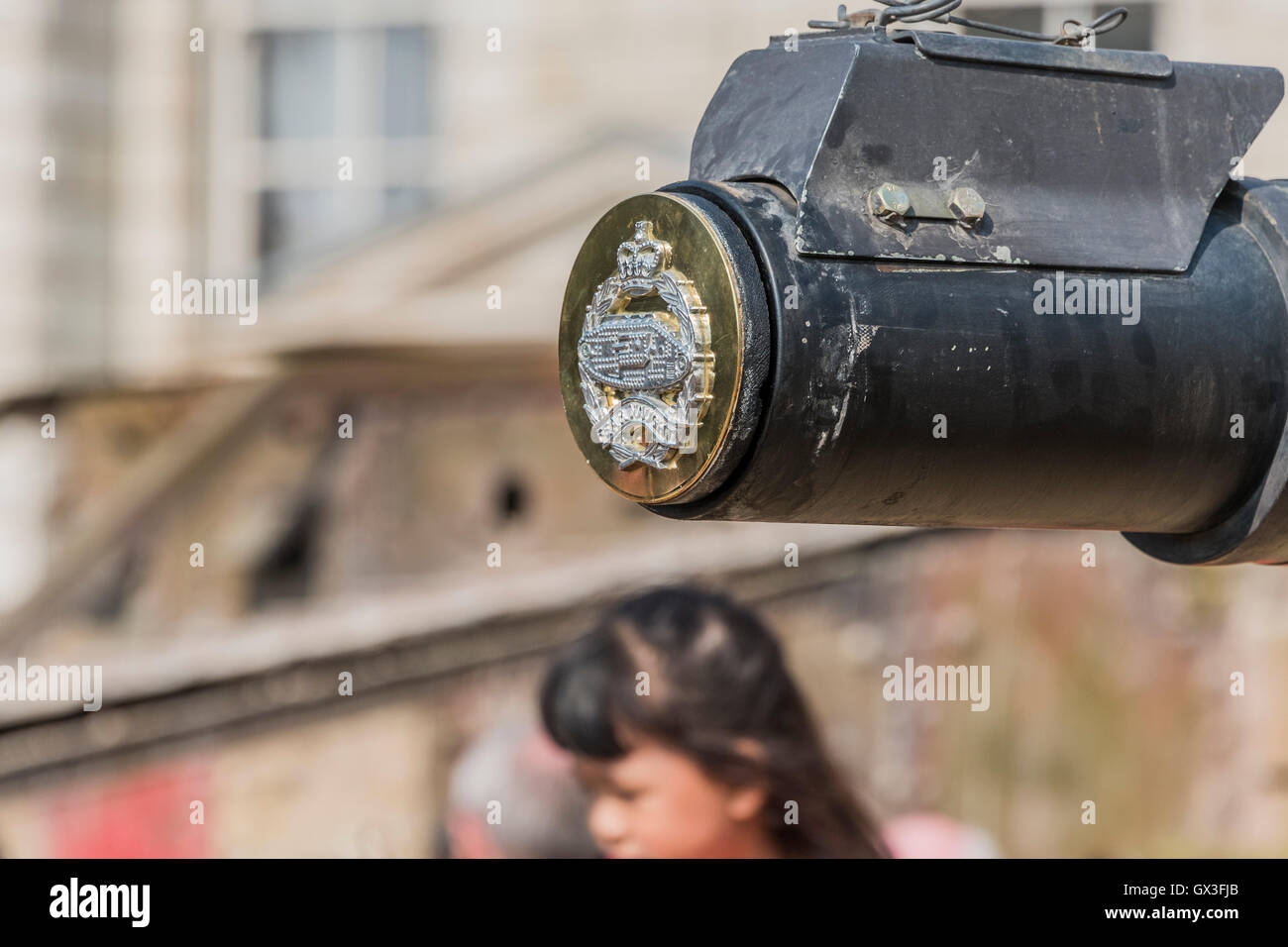 London, UK. 15. September 2016. Der Tank kommt auf Horse Guards Parade, wo Touristen nehmen Selfies und es erfüllt seine zeitgenössische Schwester, eine Challenger Tank des Royal Tank Regiment (Ende seinen Lauf mit Regiments Wappen im Vordergrund) - eine Replik des ersten Weltkrieg Tank brachte nach London, um den 100. Jahrestag seiner ersten Verwendung in Aktion in der Schlacht an der Somme am 15. September 1916. Dorset Tank Museum zur Verfügung gestellt der Maschine, die entworfen wurde, um Reisen im Schritttempo (3 km/h), um die Infanterie zu unterstützen. Bildnachweis: Guy Bell/Alamy Live-Nachrichten Stockfoto