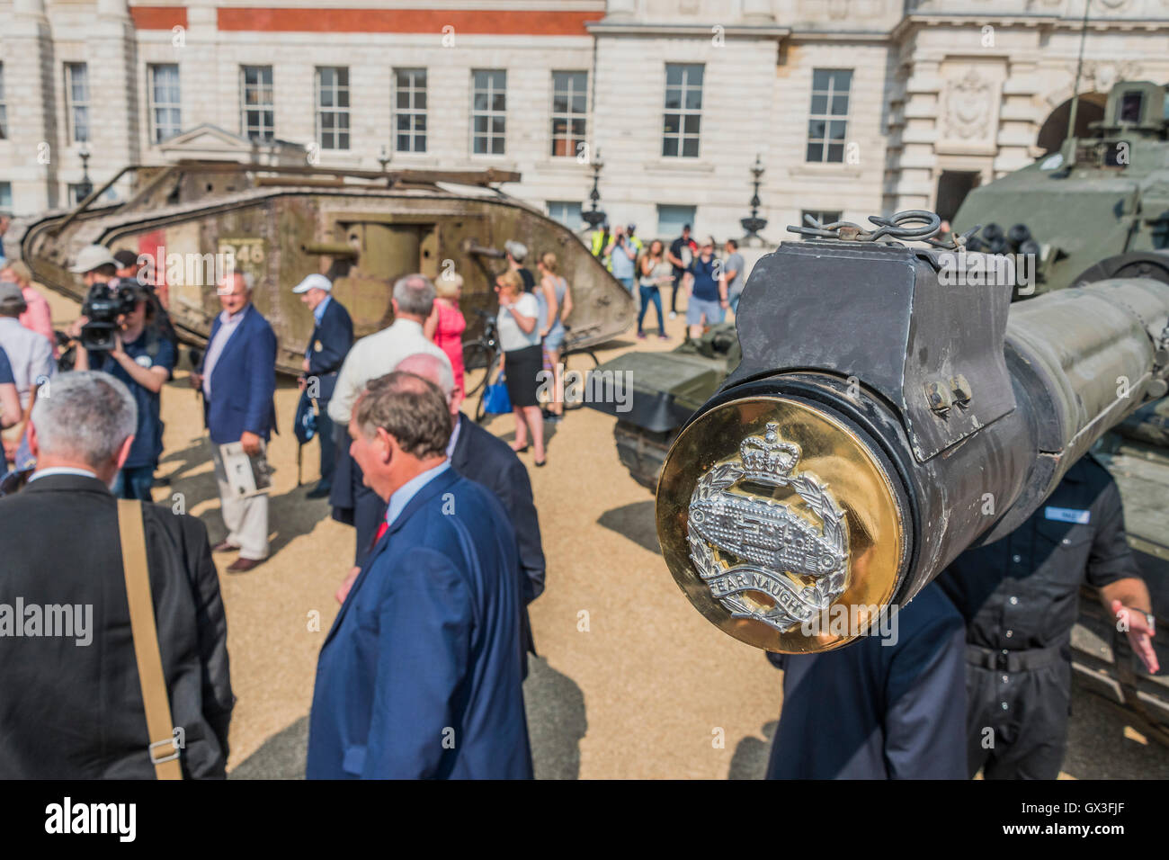 London, UK. 15. September 2016. Der Tank kommt auf Horse Guards Parade, wo Touristen nehmen Selfies und es erfüllt seine zeitgenössische Schwester, eine Challenger Tank des Royal Tank Regiment (Ende seinen Lauf mit Regiments Wappen im Vordergrund) - eine Replik des ersten Weltkrieg Tank brachte nach London, um den 100. Jahrestag seiner ersten Verwendung in Aktion in der Schlacht an der Somme am 15. September 1916. Dorset Tank Museum zur Verfügung gestellt der Maschine, die entworfen wurde, um Reisen im Schritttempo (3 km/h), um die Infanterie zu unterstützen. Bildnachweis: Guy Bell/Alamy Live-Nachrichten Stockfoto