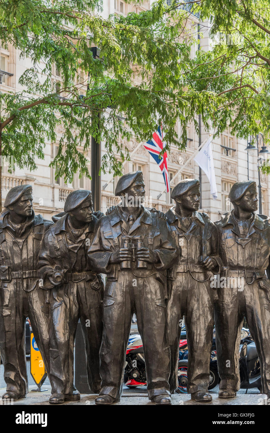 London, UK. 15. September 2016. Das Denkmal für die Mitglieder des Royal Tank Regiments getötet in Aktion in Whitehall.  Am Tag, den eine Replik des ersten Weltkrieg Tank nach London, um den 100. Jahrestag seiner ersten Verwendung in Aktion in der Schlacht an der Somme am 15. September 1916 gebracht. Bildnachweis: Guy Bell/Alamy Live-Nachrichten Stockfoto