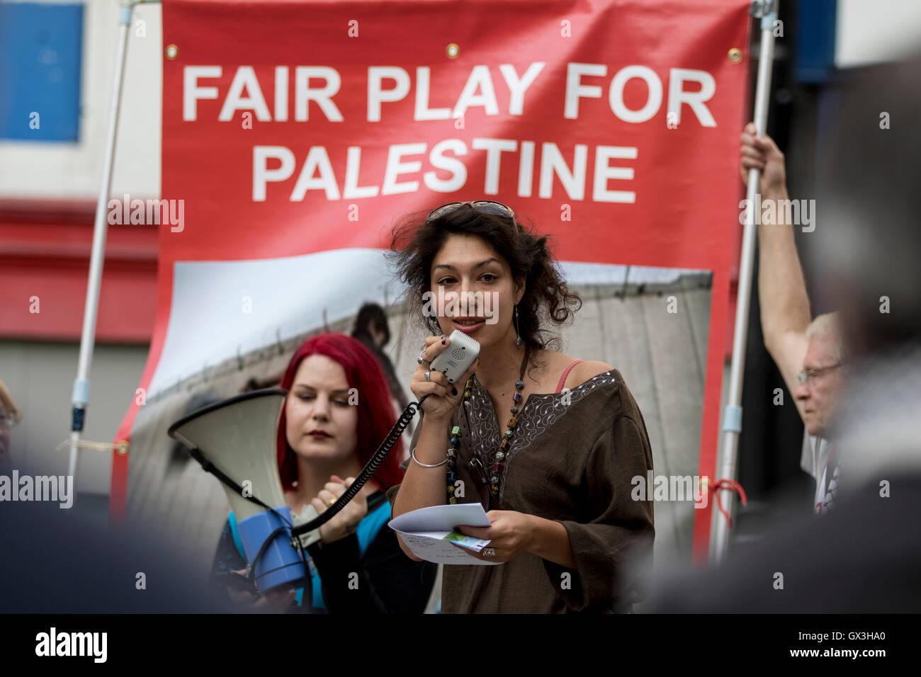 Palästinensischen Solidarität Mitkämpfer aus der Innenstadt marschierten County Fußball-Verein vor der UEFA Euro 2017 Qualifikationsspiel zwischen Wales und Israel nach Newport. Sie gegen die israelische Besatzung Palästinas protestierten. Credit: Craig/alamy live Redmond Nachrichten Stockfoto