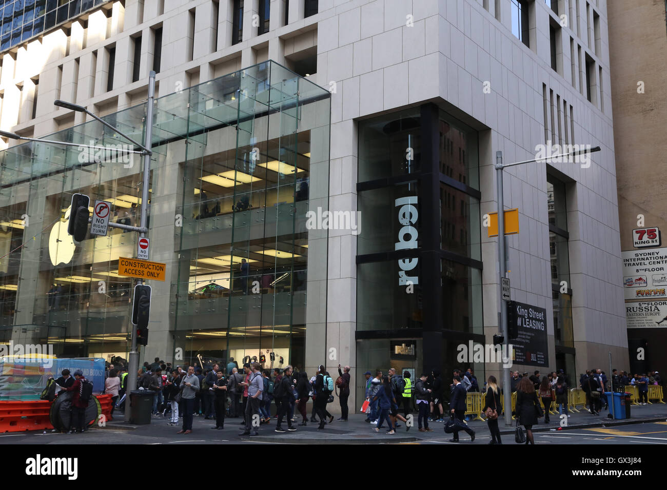 Sydney, Australien. 16. September 2016. Das iPhone 7 erschien in Sydney auf das Flaggschiff Sydney Apple store am 367 George Street. Im Bild: Menschen Sie Form einer Warteschlange (Linie) um die Ecke des Apple Store, das neue iPhone 7 zu kaufen. Bildnachweis: Richard Milnes/Alamy Live-Nachrichten Stockfoto