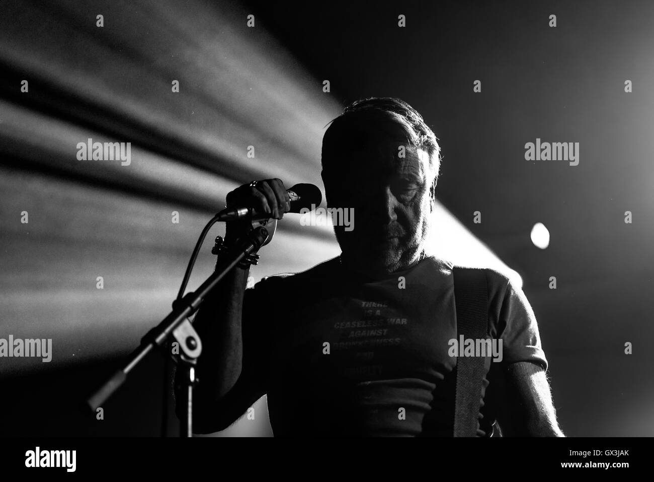 Glasgow, UK. 15. September 2016. Bassist und Sänger Peter Hook führt live auf der Bühne im Barrowland Ballroom in Glasgow, UK. Peter "schuleschwänzen" Haken war der Bassist der Englischen Post-Punk-Band Joy Division und New Order. Credit: Roberto Ricciuti/Alamy leben Nachrichten Stockfoto