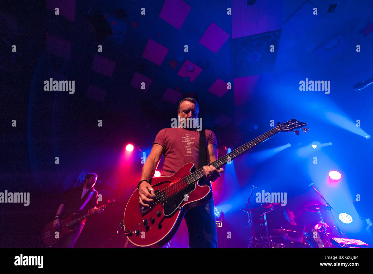 Glasgow, UK. 15. September 2016. Bassist und Sänger Peter Hook führt live auf der Bühne im Barrowland Ballroom in Glasgow, UK. Peter "schuleschwänzen" Haken war der Bassist der Englischen Post-Punk-Band Joy Division und New Order. Credit: Roberto Ricciuti/Alamy leben Nachrichten Stockfoto