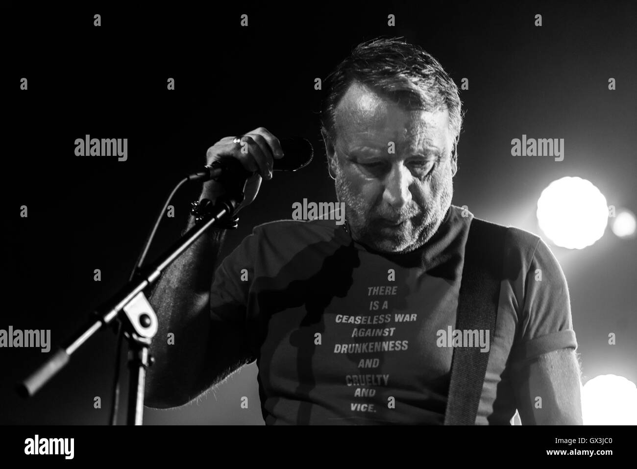Glasgow, UK. 15. September 2016. Bassist und Sänger Peter Hook führt live auf der Bühne im Barrowland Ballroom in Glasgow, UK. Peter "schuleschwänzen" Haken war der Bassist der Englischen Post-Punk-Band Joy Division und New Order. Credit: Roberto Ricciuti/Alamy leben Nachrichten Stockfoto