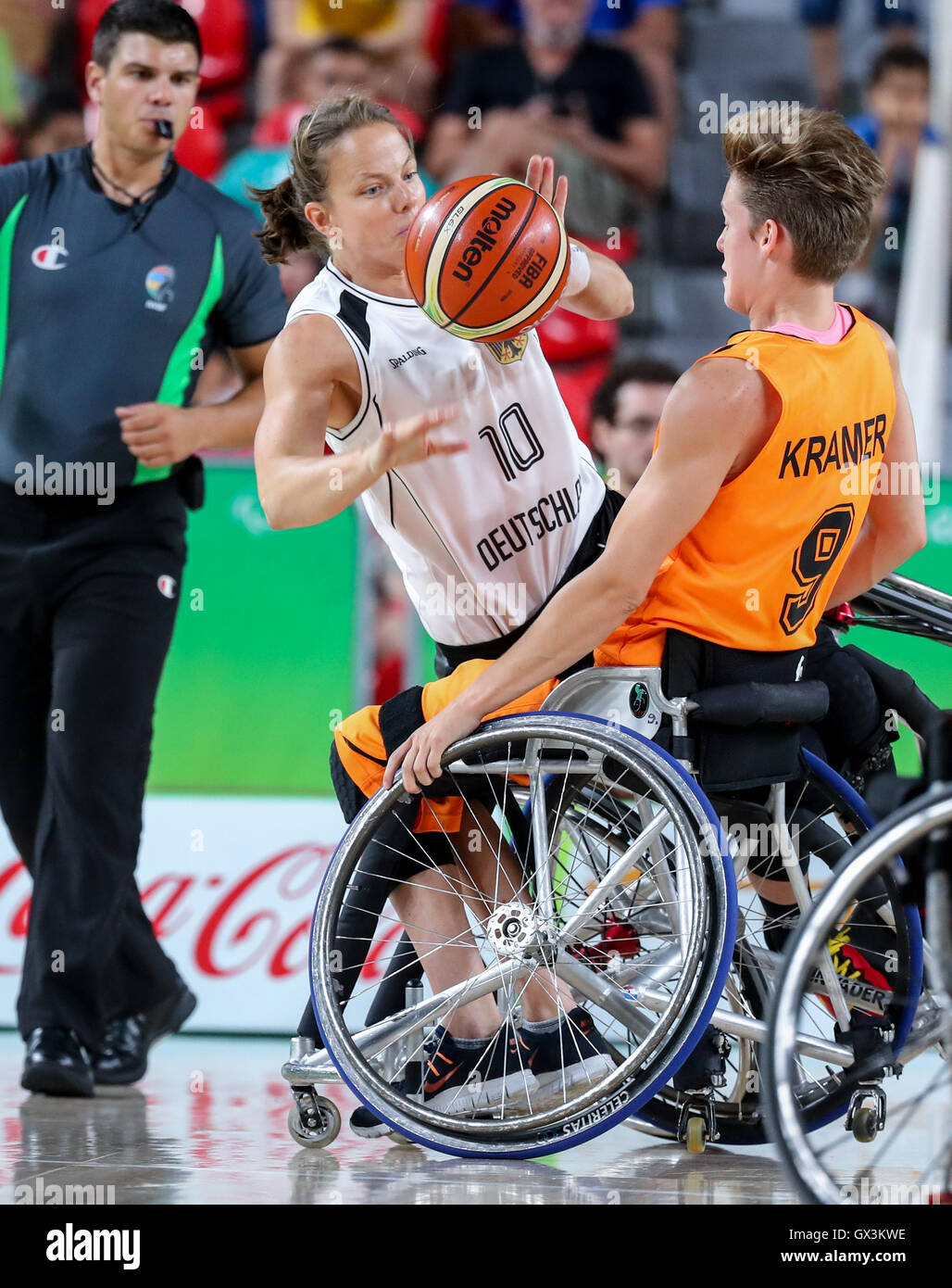 Gesche Schuenemann (L) von Deutschland und Bo Kramer Niederlande treten im  Rollstuhl-Basketball Damen - Halbfinale zwischen Deutschland und den  Niederlanden während der Rio 2016 Paralympischen Spiele, Rio De Janeiro,  Brasilien, 15. September