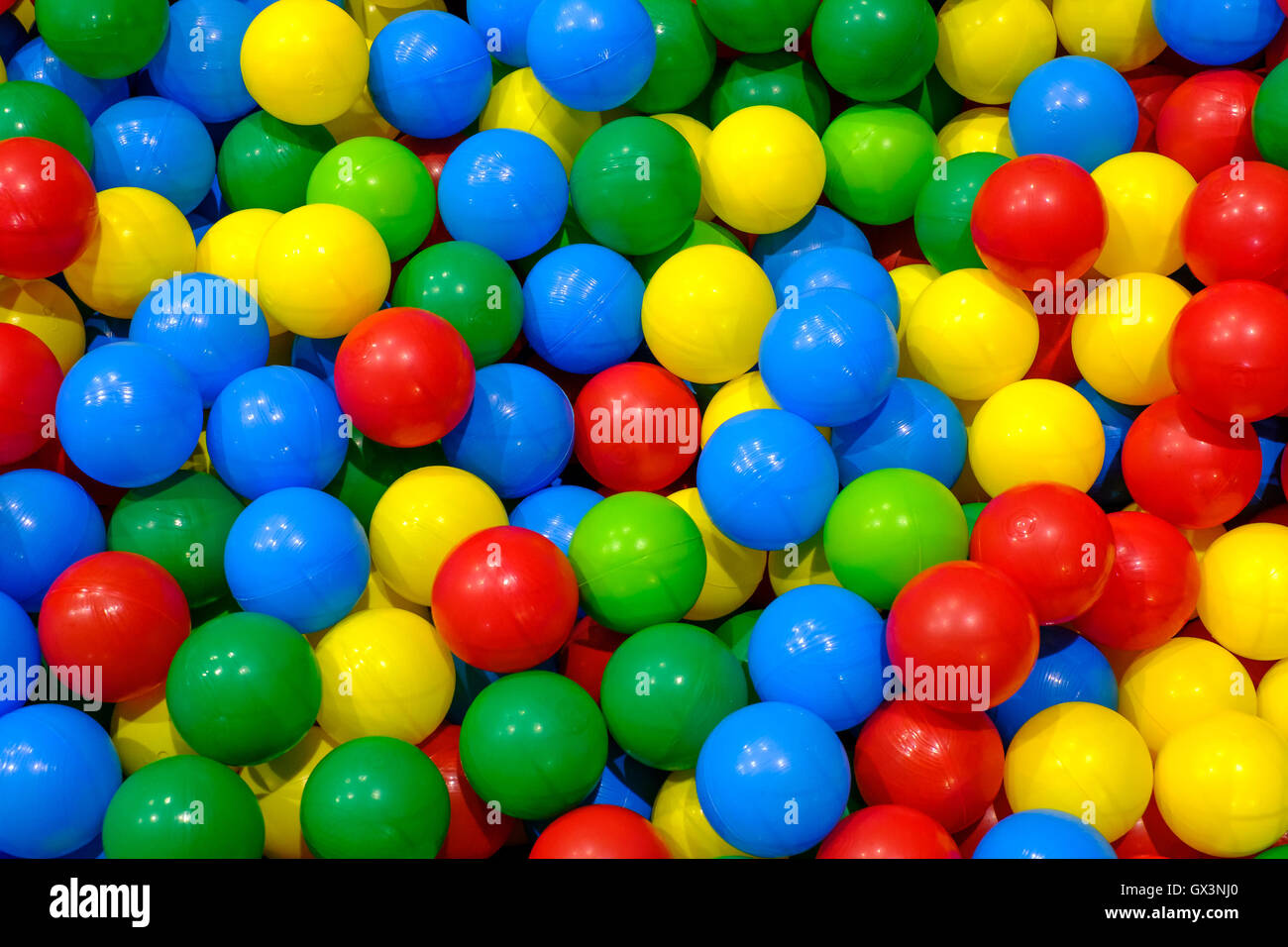 Kunststoffkugeln im Spielzimmer Stockfoto