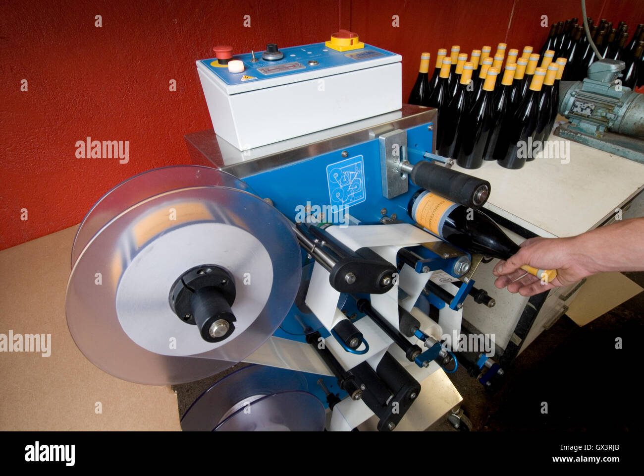 Flaschenetikettiermaschine -Fotos und -Bildmaterial in hoher Auflösung –  Alamy