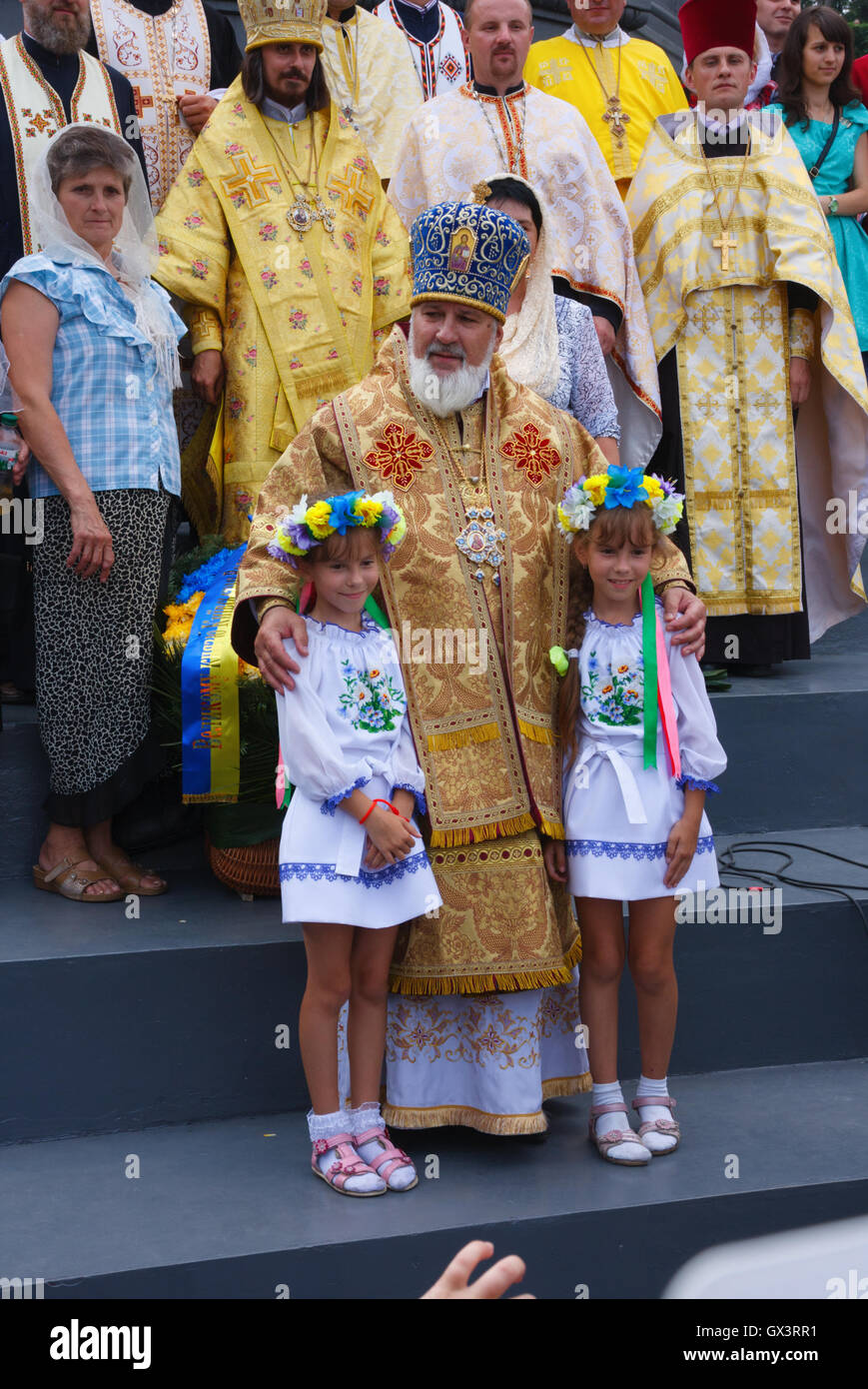 Zwei Kinder posiert mit einem Kleriker des Kiewer Patriarchats Ukraine orthodoxe Kirche (UOC) während einer Prozession. [NUR REDAKTION] Stockfoto
