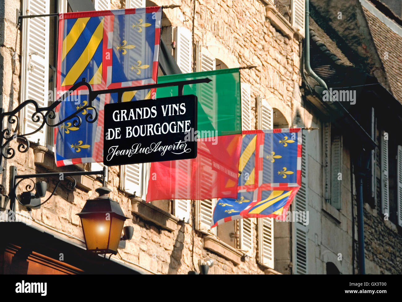Sonnendurchflutetes burgundischen Flaggen hängen außerhalb der renommierten Weinhandlung Jean-Luc Aegerter in Zentralfrankreich Beaune Burgund Stockfoto