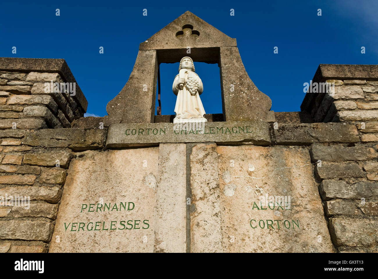 Pommard und Pernand-Vergelesses Marker zwischen Pommard und Pernand-Vergelesses am Fuße der Hügel von Corton, Côte d'Or Burgund Frankreich Stockfoto