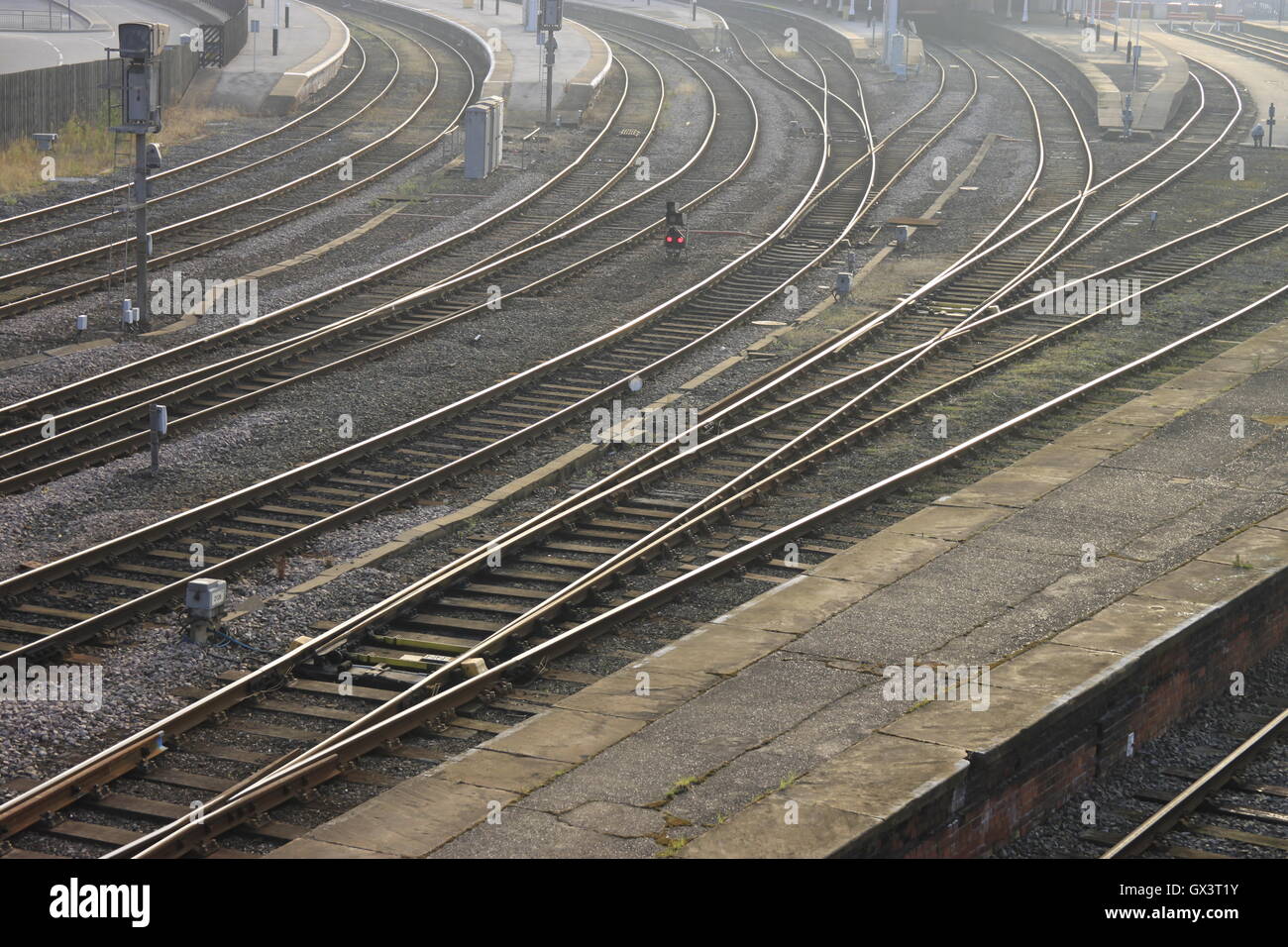 Morgensonne funkeln auf Schienen Linien Plattformen Rumpf Bahnhof england Stockfoto