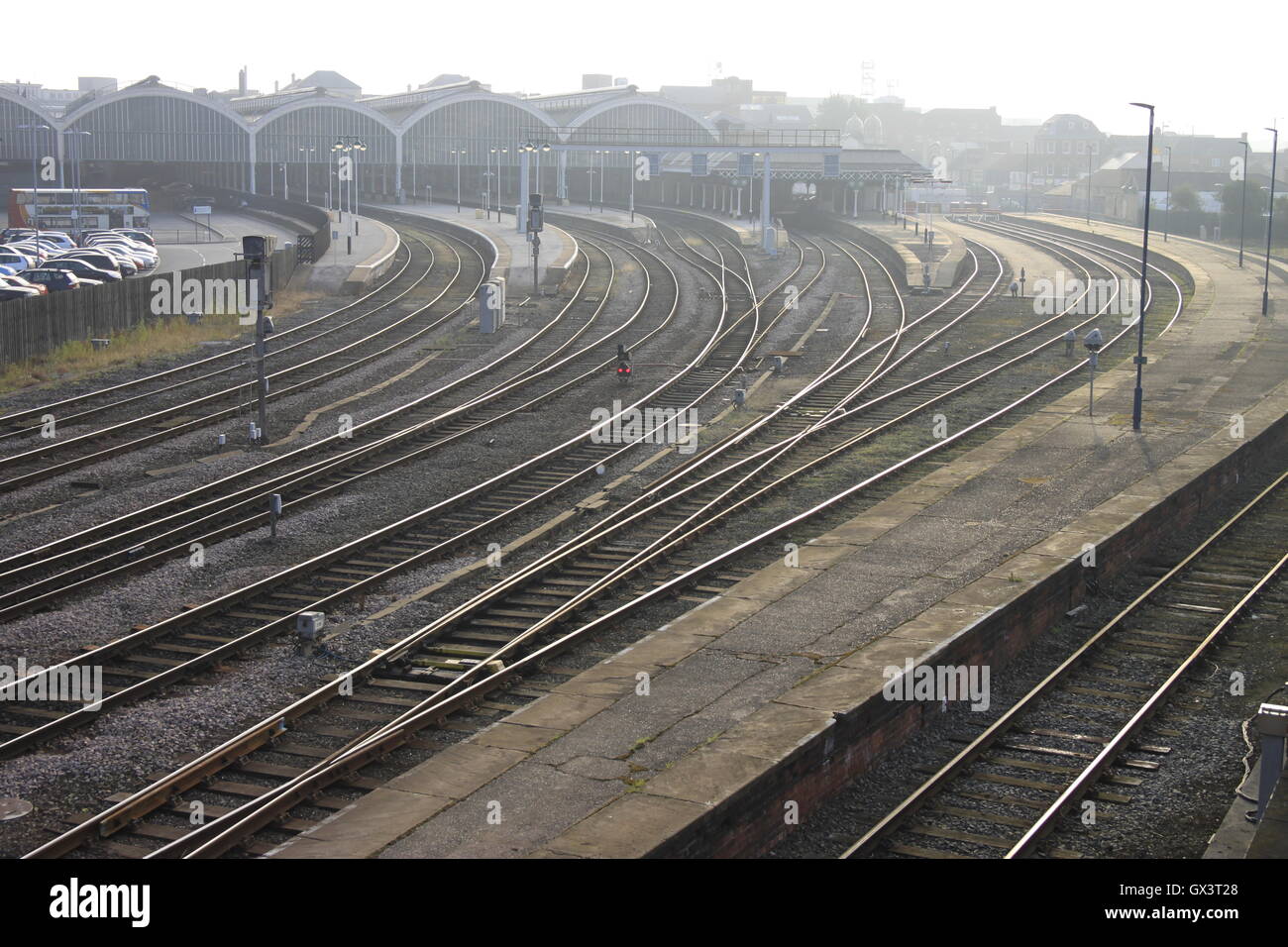 Morgensonne funkeln auf Schienen Linien Plattformen Rumpf Bahnhof england Stockfoto