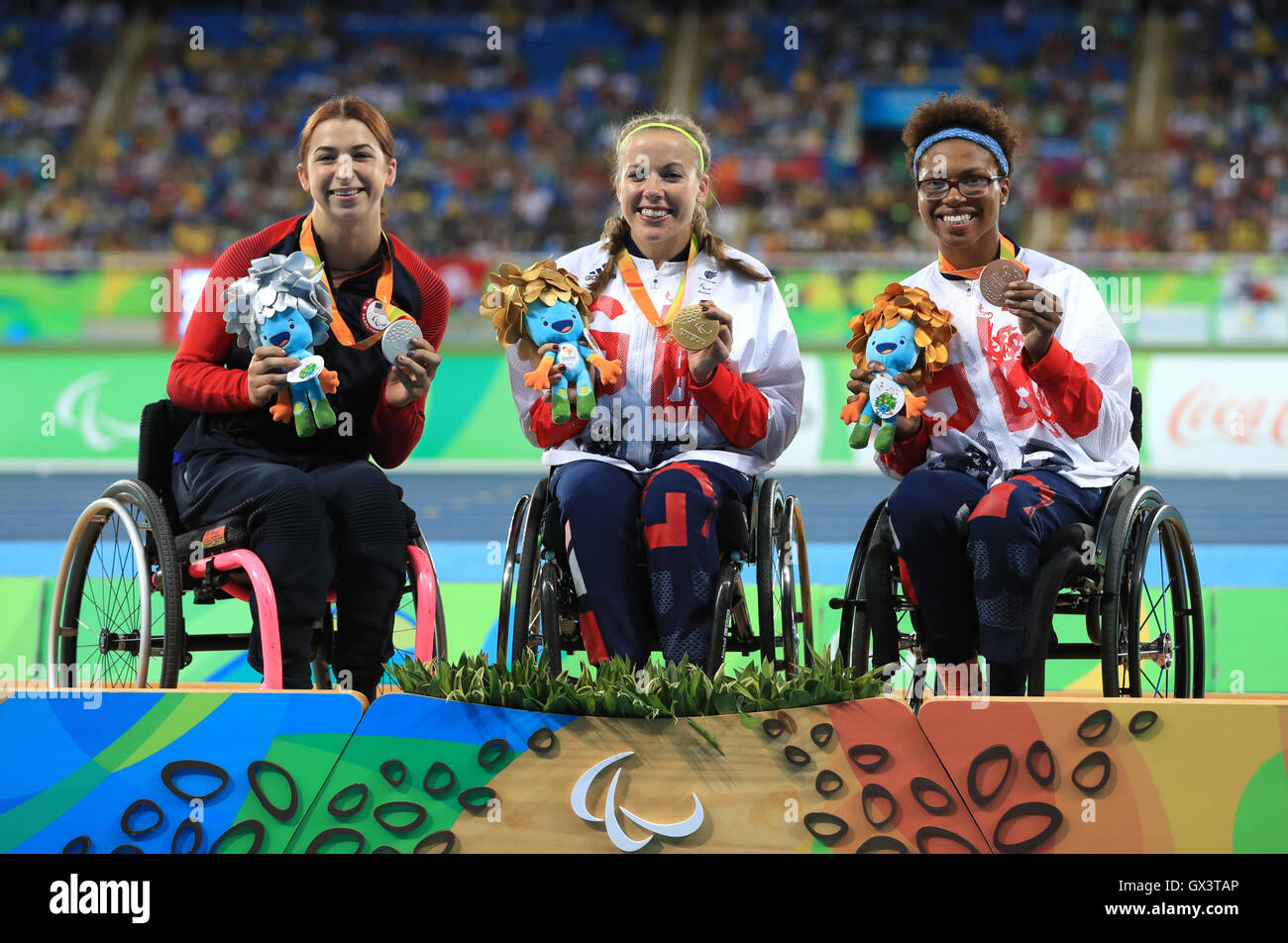 Großbritanniens Hannah Cockroft (Mitte) posiert mit ihrer Goldmedaille von der Frauen 400-Meter-Finale T34 entlang Seite Silber-Medaillengewinner USAs Alexa Halko (links) und bronze-Medaillengewinner Großbritanniens Kare Adenegan während des siebten Tages der Rio Paralympischen Spiele 2016 in Rio De Janeiro, Brasilien. Stockfoto