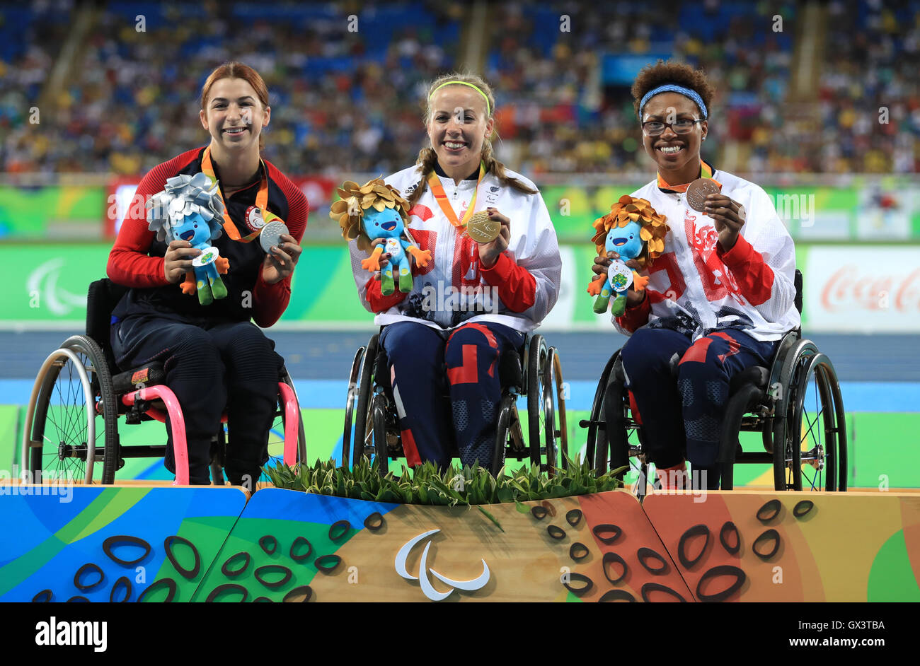 Großbritanniens Hannah Cockroft (Mitte) posiert mit ihrer Goldmedaille von der Frauen 400-Meter-Finale T34 entlang Seite Silber-Medaillengewinner USAs Alexa Halko (links) und bronze-Medaillengewinner Großbritanniens Kare Adenegan im Olympiastadion während des siebten Tages der Rio Paralympischen Spiele 2016 in Rio De Janeiro, Brasilien. Stockfoto