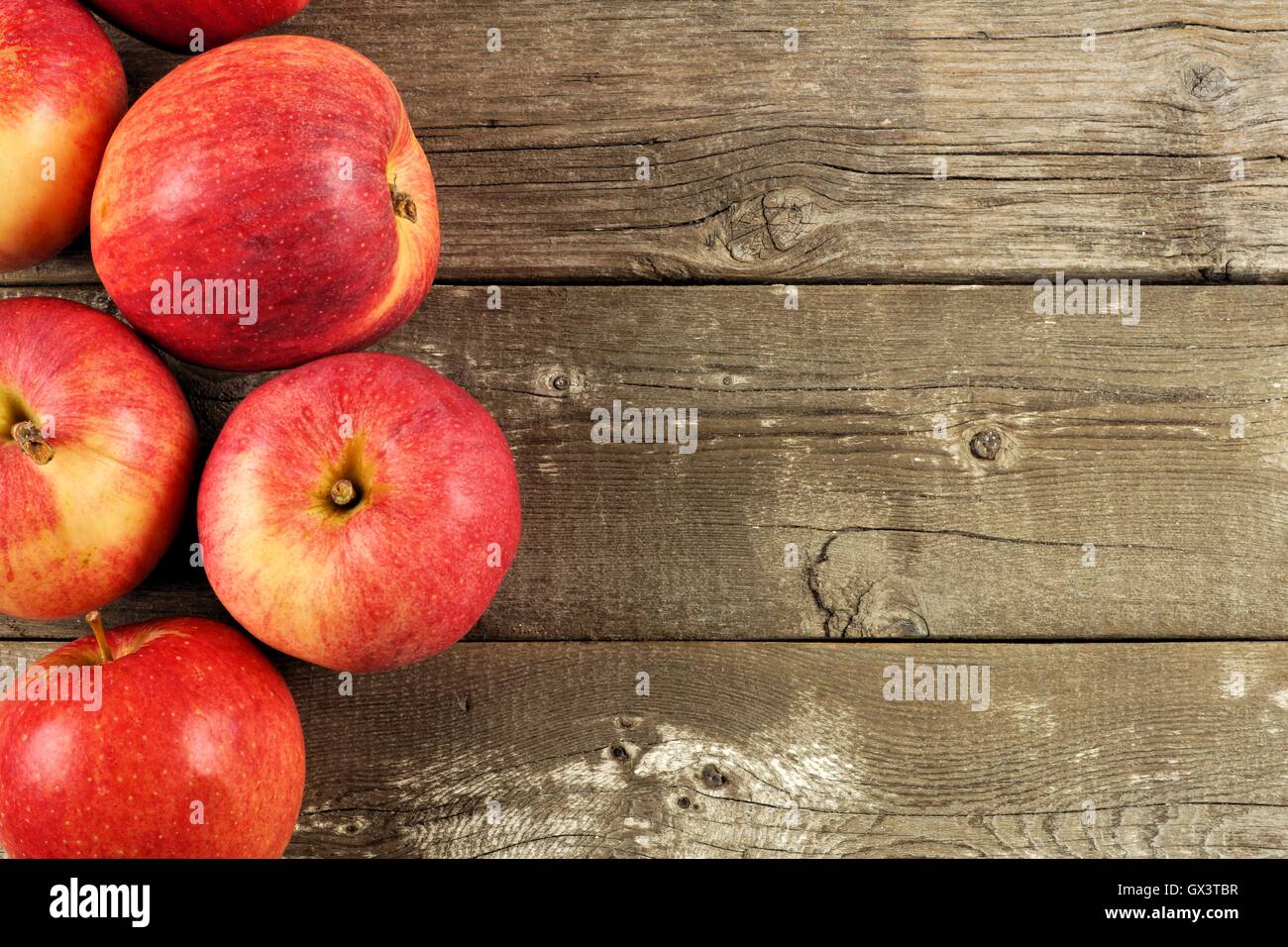 Frisch geerntete Äpfel, Seitenrand auf rustikalen Alter Holz Hintergrund Stockfoto