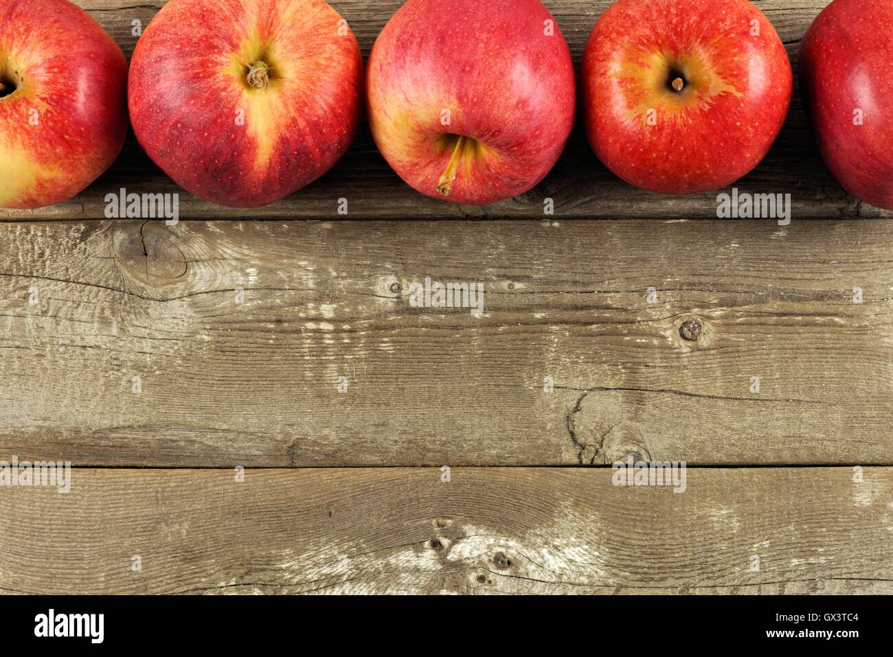 Frisch geerntete Äpfel, oberen Rand auf rustikalen Alter Holz Hintergrund Stockfoto