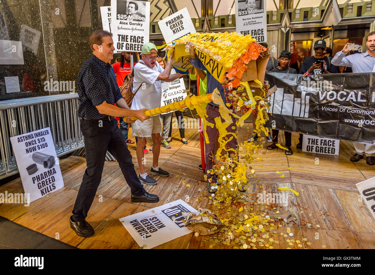 Eine riesige EpiPen Piñata mit Goldmünzen gefüllt wurde zerschlagen, um die Gier der pharmazeutischen Industrie zu visualisieren droht Millionen von Menschenleben pro Jahr. Aktivisten aus ACT UP / NY (AIDS Coalition, Unleash Power), VOCAL NY (Stimmen von Aktivisten und Führer), UAEM (Universities Allied für lebenswichtige Arzneimittel) und andere Gruppen protestierten die laufende US-Droge Preisgestaltung Krise, wie durch die 1.100 % Zunahme des Preises für ein EpiPen ein Gerät, das eine lebensbedrohliche allergische Reaktion stoppen kann. Der Protest fand außerhalb der New Yorker Büro von Mylan Pharmaceuticals in Stockfoto