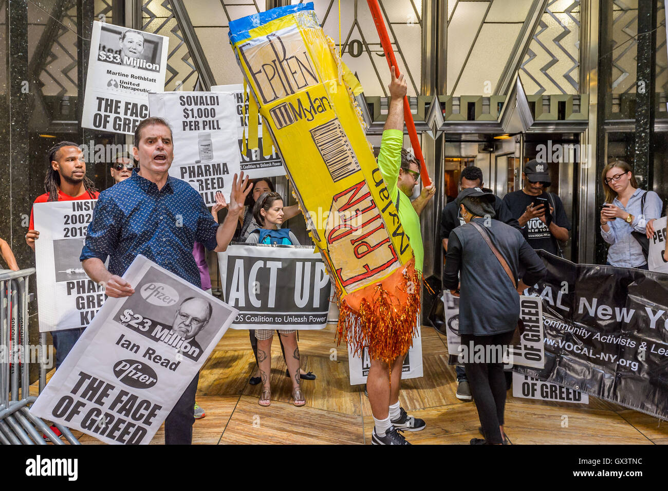 ACT UP Mitglied Mark Milano sagte: "da die amerikanischen Steuerzahler ein Großteil der Forschung finanzieren, die geht in die Schaffung dieser Medikamente, wir dann es aus der hand kann nicht an Pharmaunternehmen, exorbitanten Preise, die wir nicht leisten können oder in Konkurs, die uns, zu berechnen. Hohen Medikamentenpreise reduzieren Zugänglichkeit und Gefahr das Leben der Menschen." Aktivisten aus ACT UP / NY (AIDS Coalition, Unleash Power), VOCAL NY (Stimmen von Aktivisten und Führer), UAEM (Universities Allied für lebenswichtige Arzneimittel) und andere Gruppen protestierten die laufende US-Droge Preisgestaltung Krise, wie gezeigt durch die 1.100 % Anstieg der Preise für Stockfoto