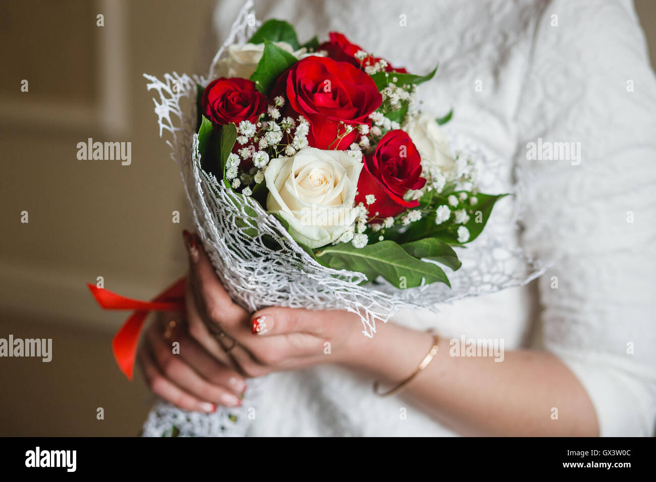 Hochzeit Strauss Roter Rosen In Braut Die Hande Mit Schonen Manikure Nahaufnahme Stockfotografie Alamy
