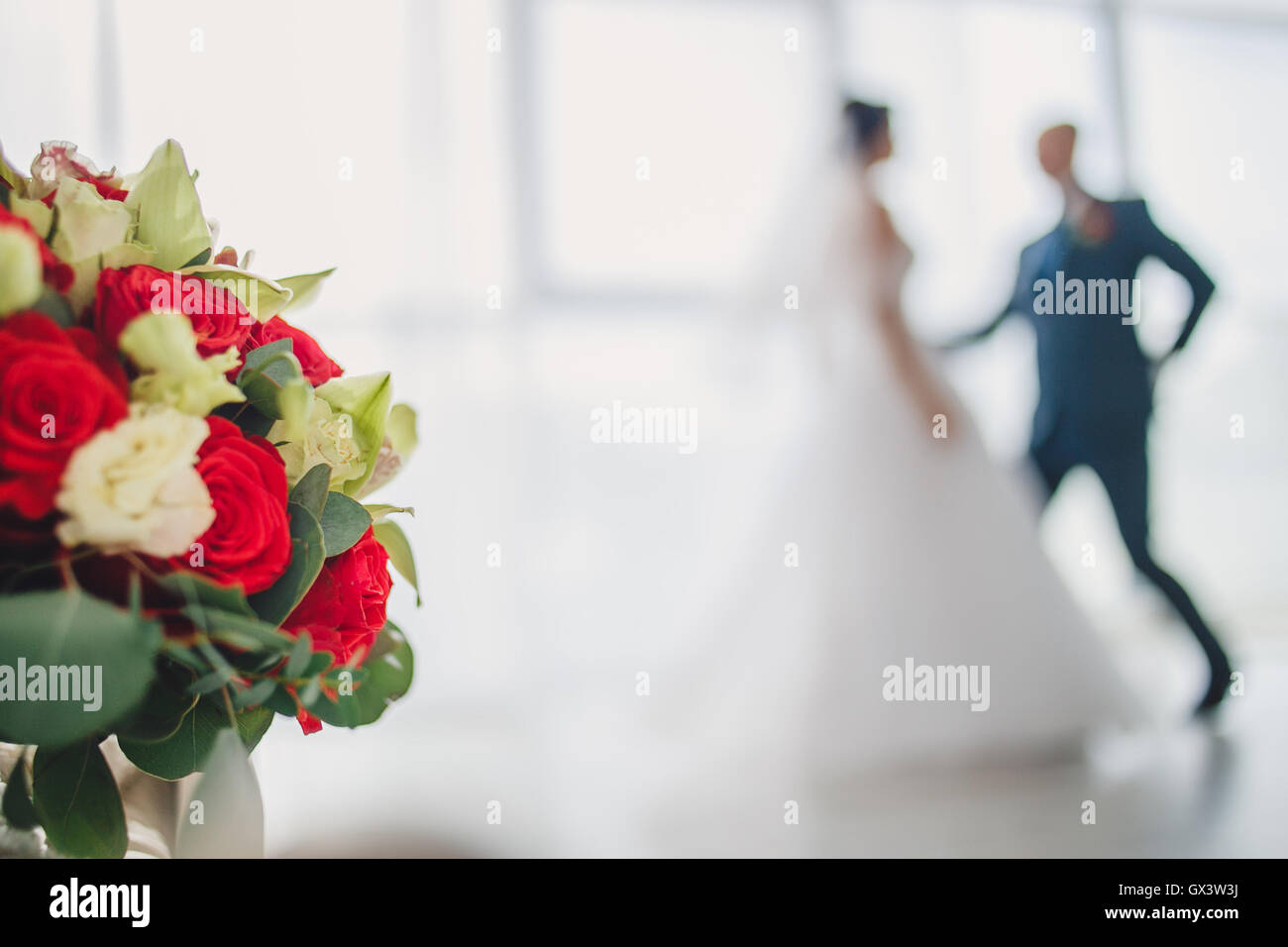 Hochzeit Strauß Rosen auf einem Hintergrund von Braut und Bräutigam im Tanz Stockfoto