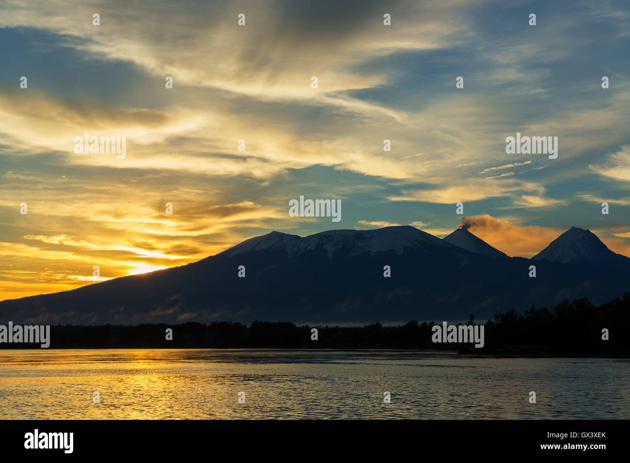 Schönen Sonnenaufgang über Vulkane Kluchevskaya Gruppe mit Reflexion des Flusses Kamtschatka. Stockfoto
